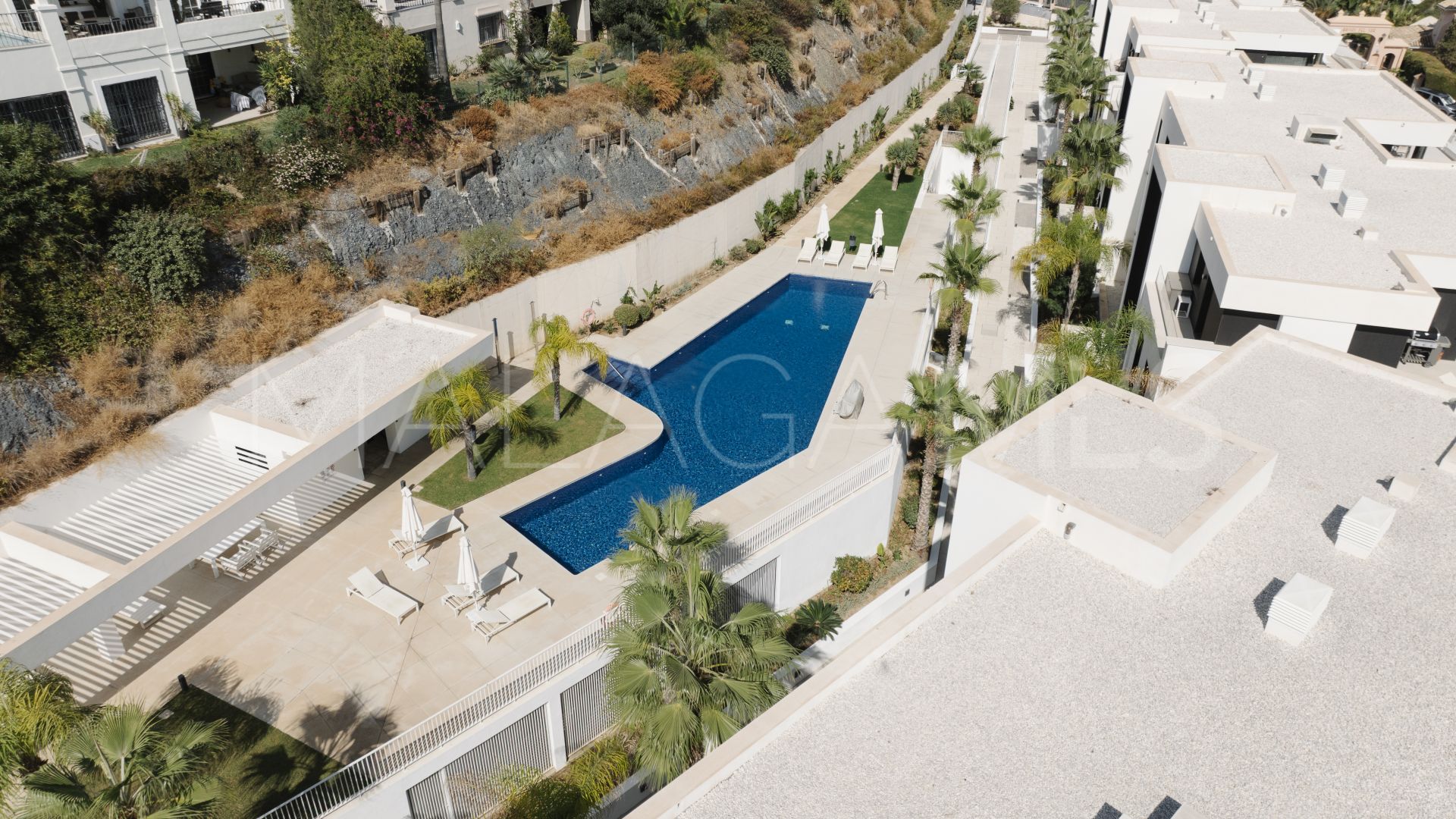 Ground floor apartment for sale in Nueva Andalucia with 3 bedrooms