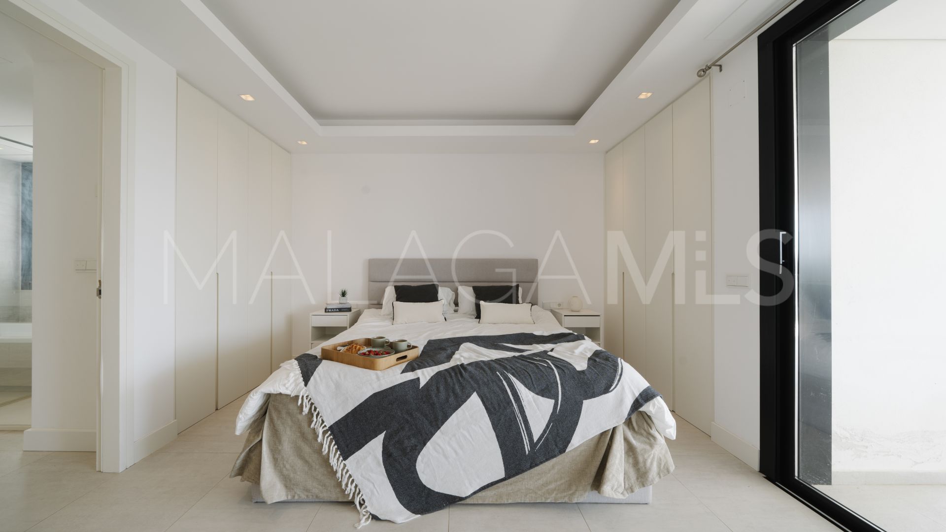 Ground floor apartment for sale in Nueva Andalucia with 3 bedrooms