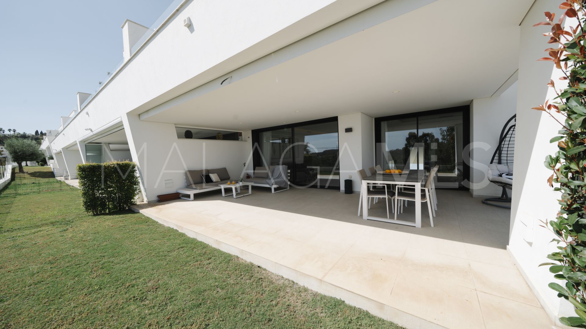 Ground floor apartment for sale in Nueva Andalucia with 3 bedrooms