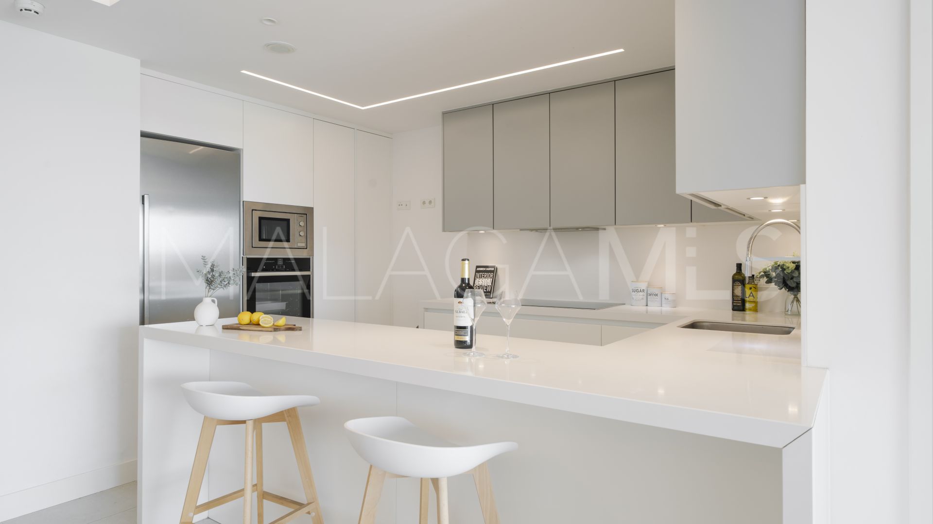 Ground floor apartment for sale in Nueva Andalucia with 3 bedrooms