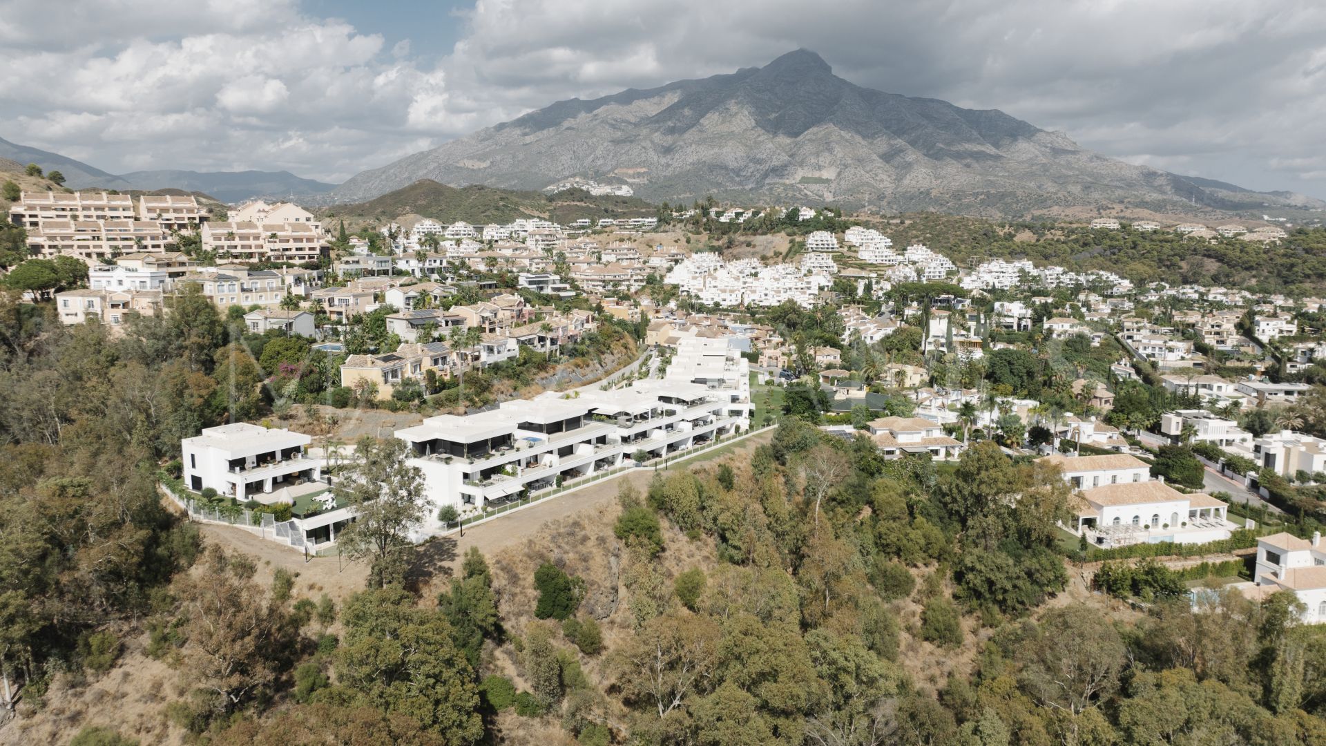 Ground floor apartment for sale in Nueva Andalucia with 3 bedrooms