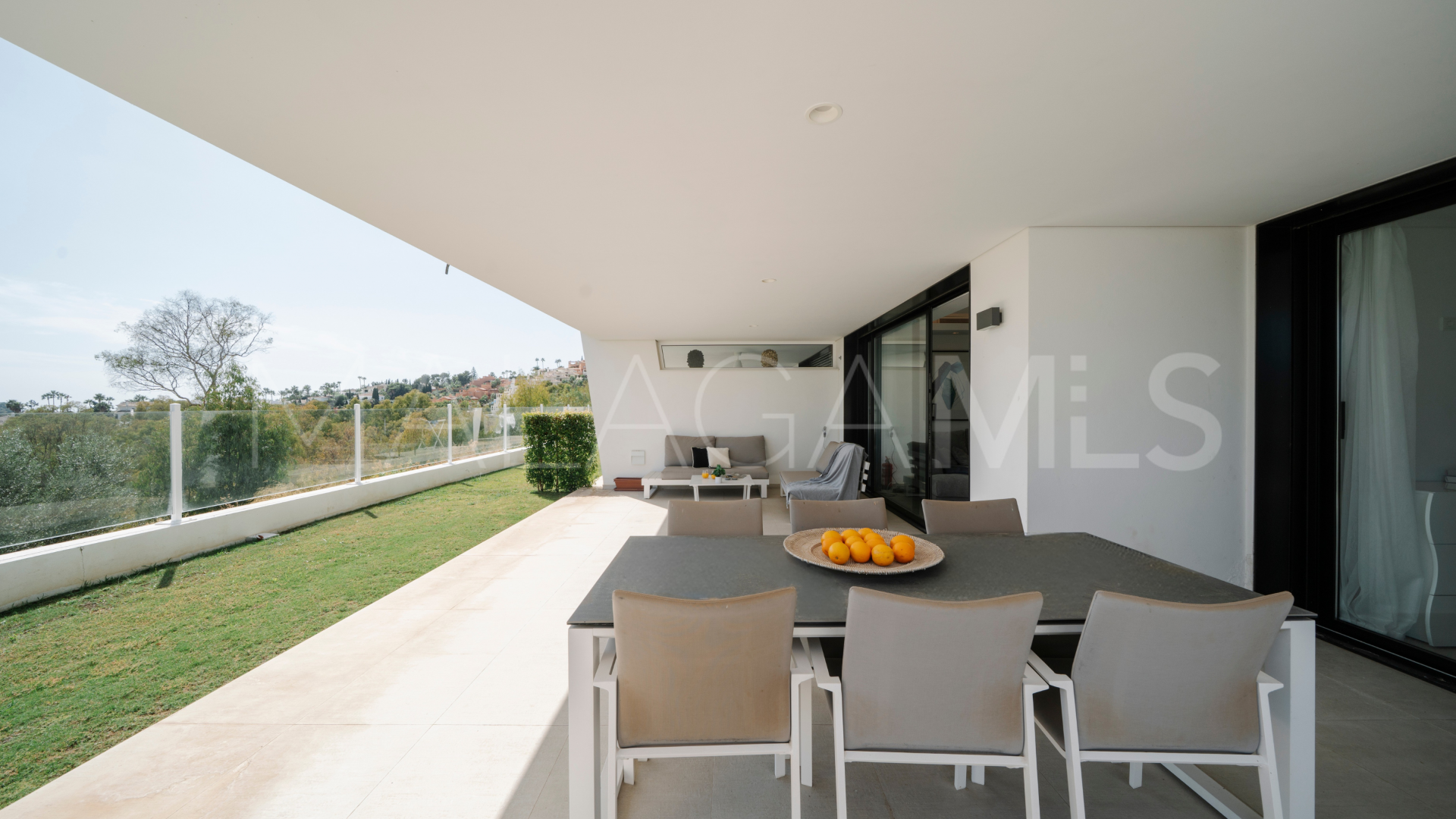 Ground floor apartment for sale in Nueva Andalucia with 3 bedrooms