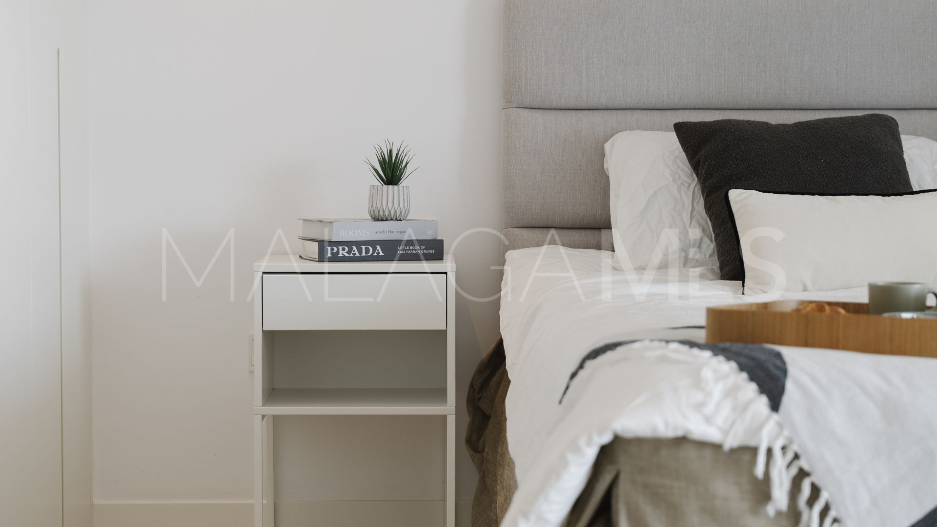 Ground floor apartment for sale in Nueva Andalucia with 3 bedrooms