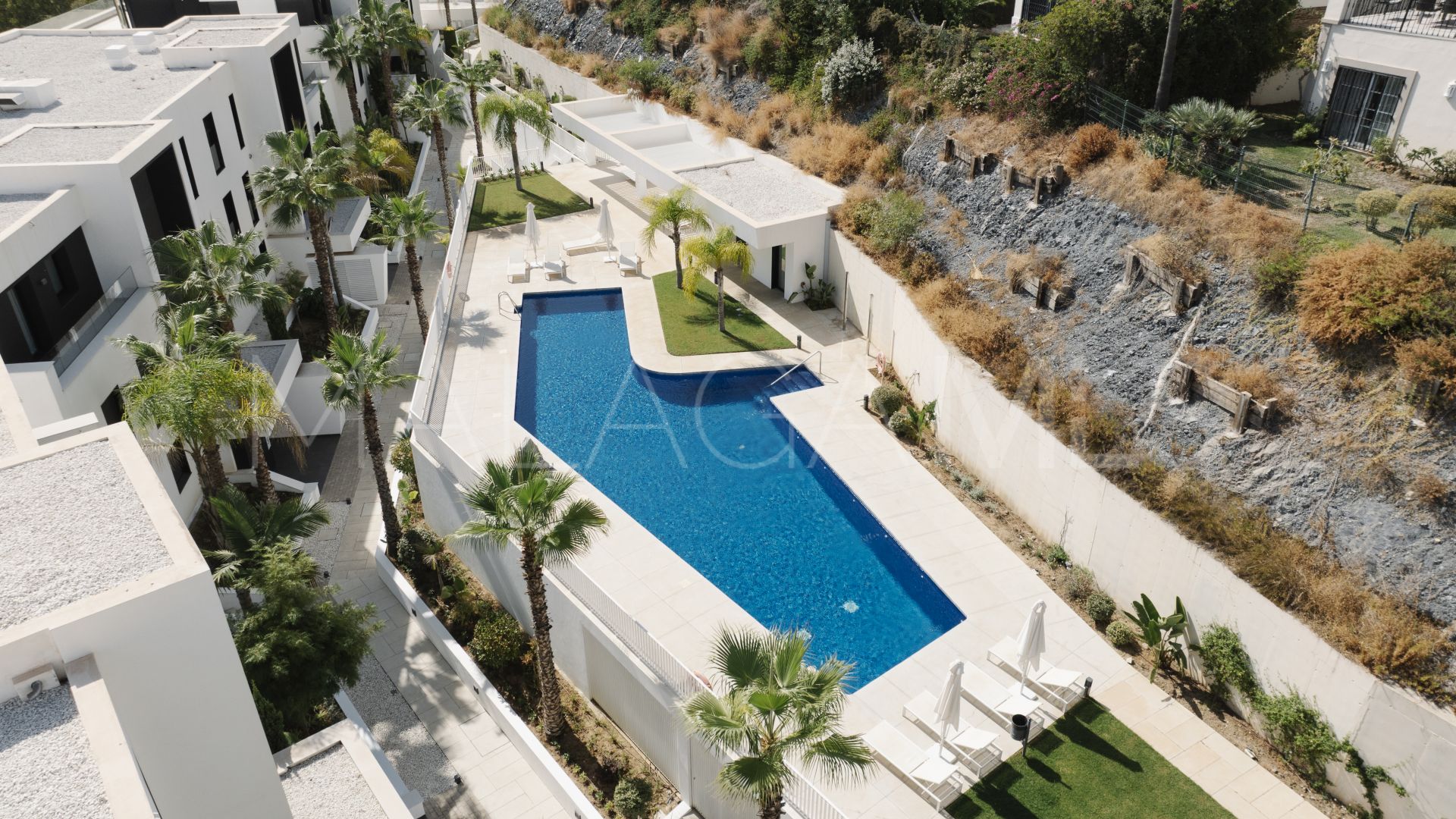 Ground floor apartment for sale in Nueva Andalucia with 3 bedrooms