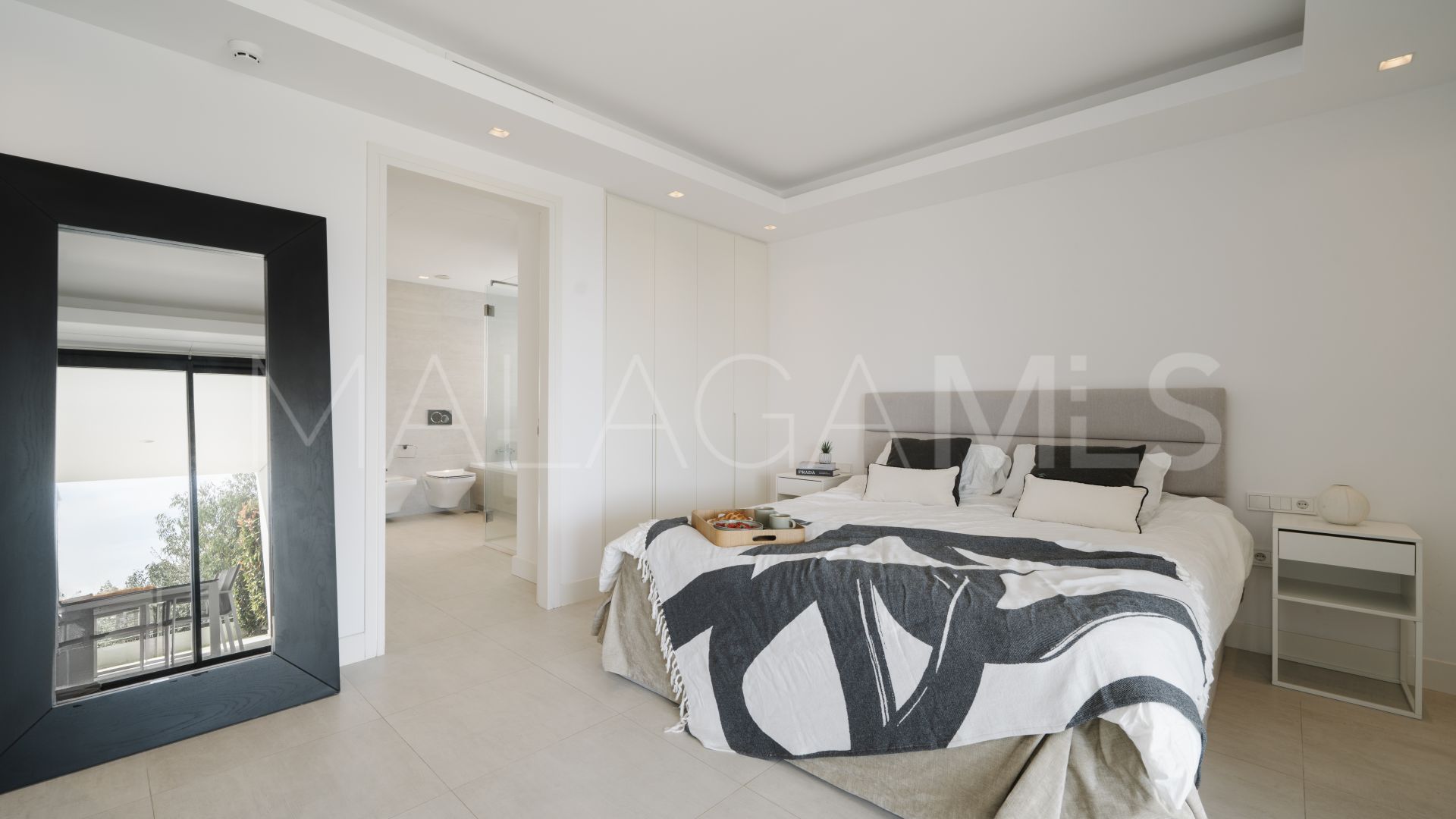 Ground floor apartment for sale in Nueva Andalucia with 3 bedrooms