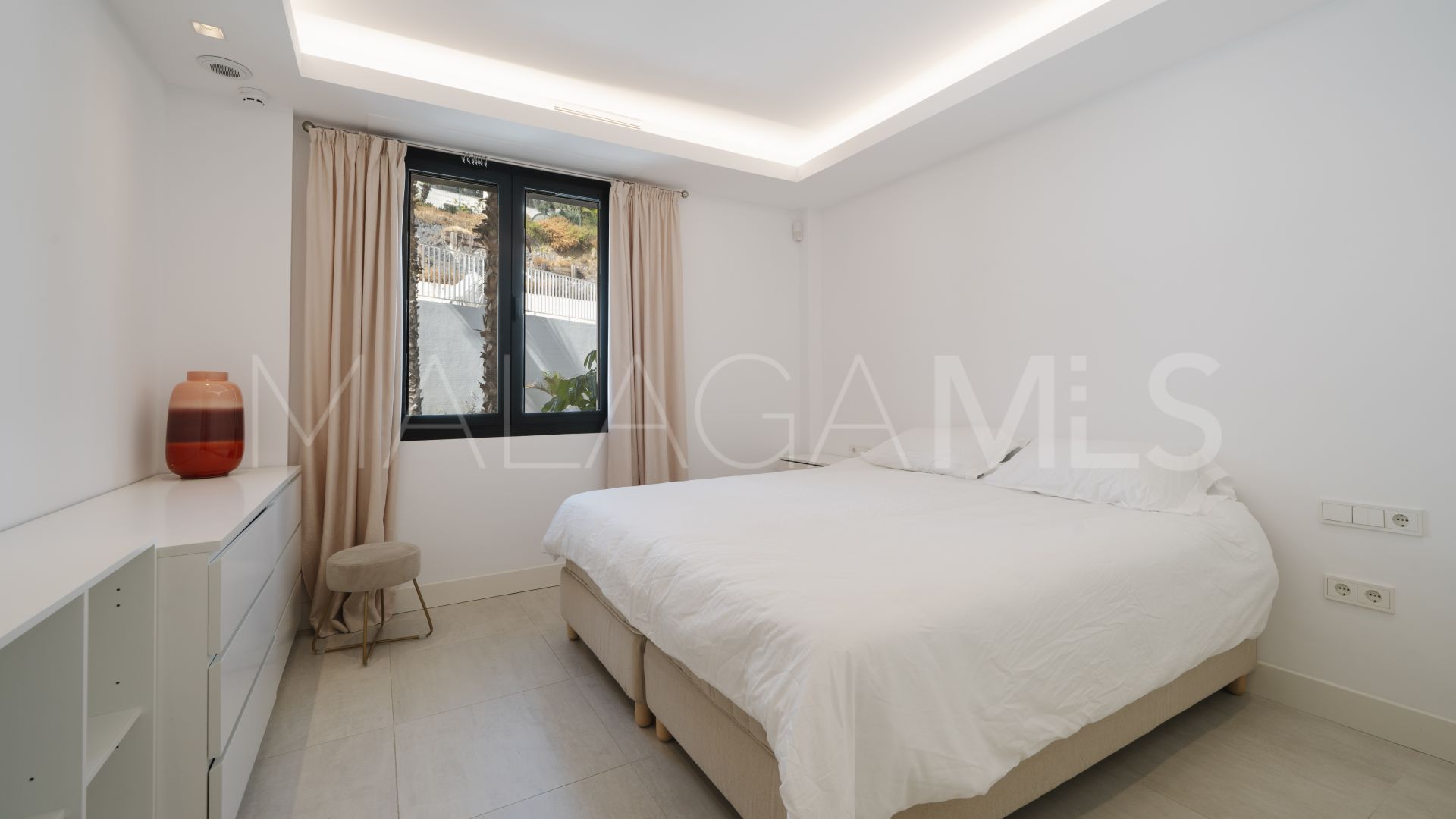 Ground floor apartment for sale in Nueva Andalucia with 3 bedrooms