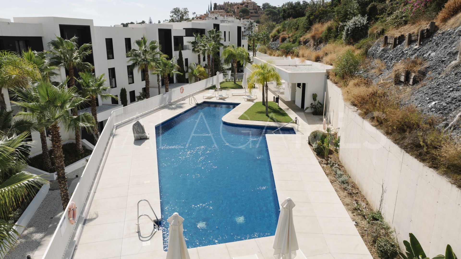 Ground floor apartment for sale in Nueva Andalucia with 3 bedrooms