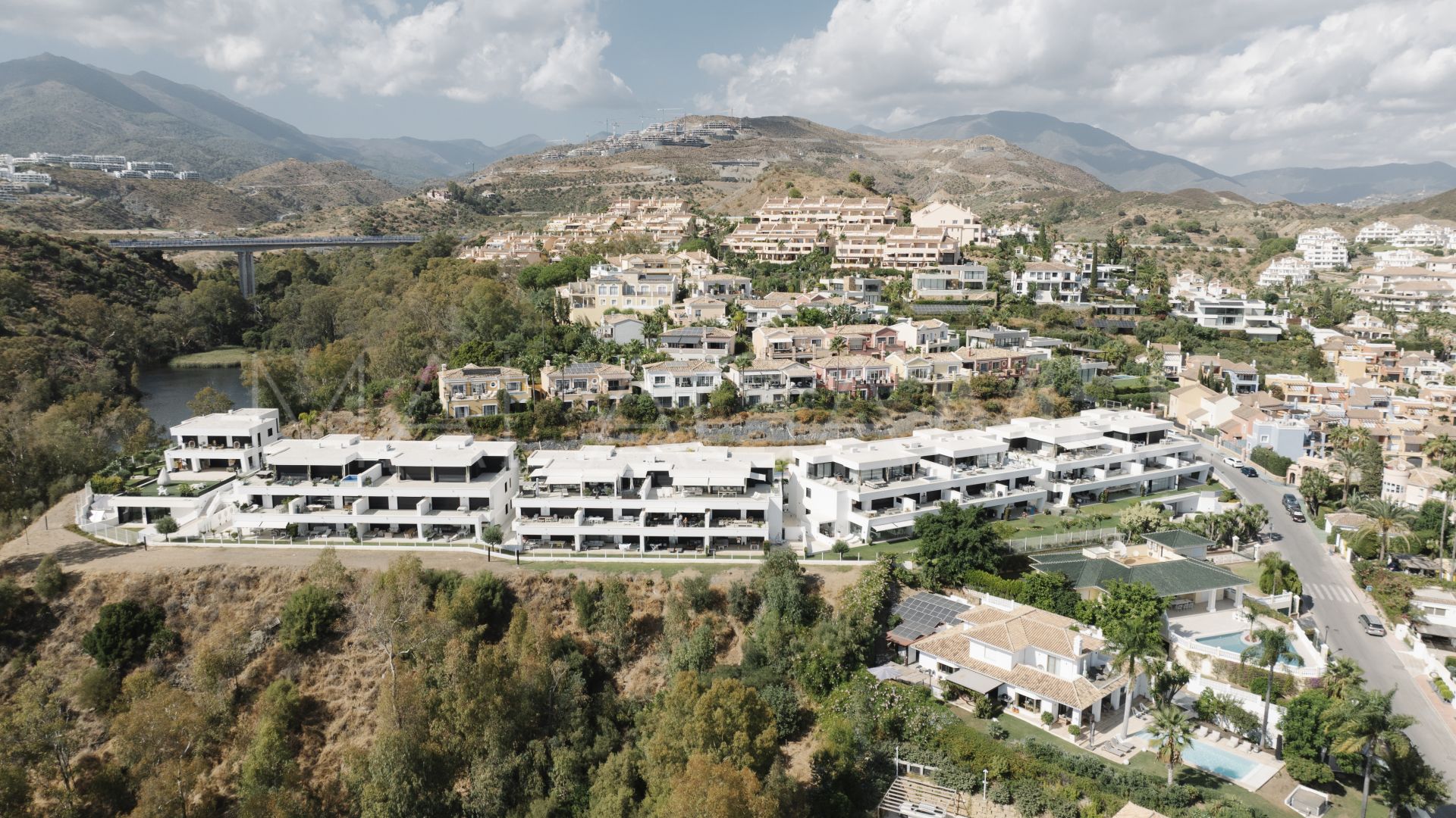 Ground floor apartment for sale in Nueva Andalucia with 3 bedrooms