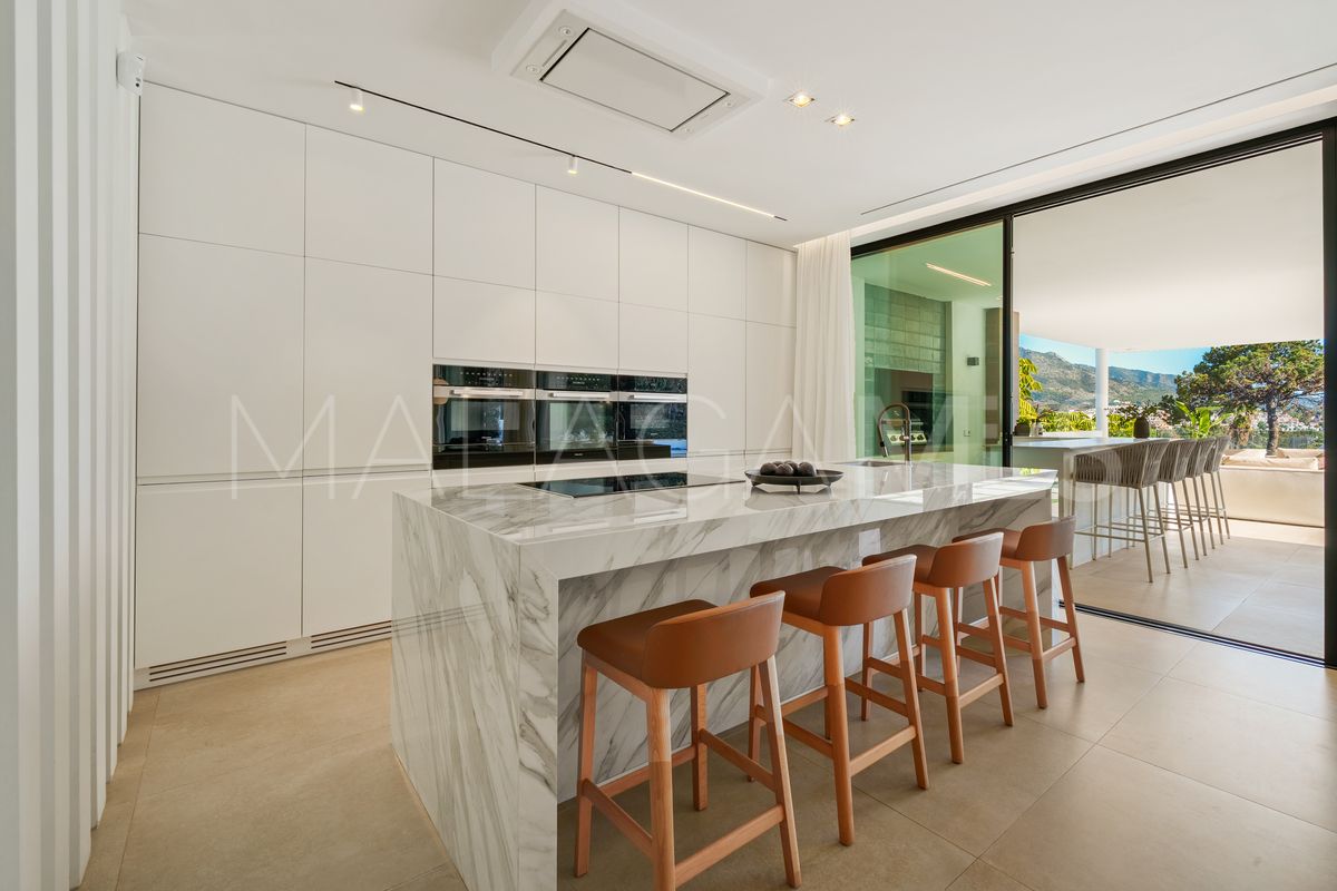 Villa for sale in Nueva Andalucia with 5 bedrooms