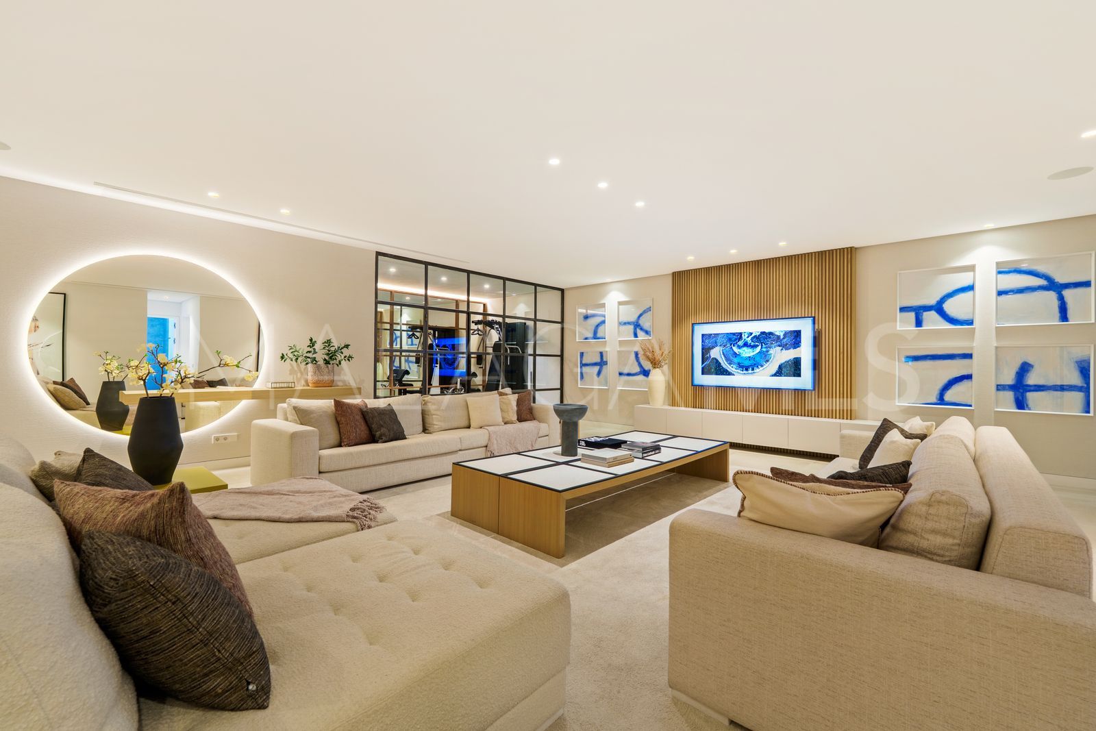 Villa for sale in Nueva Andalucia with 5 bedrooms