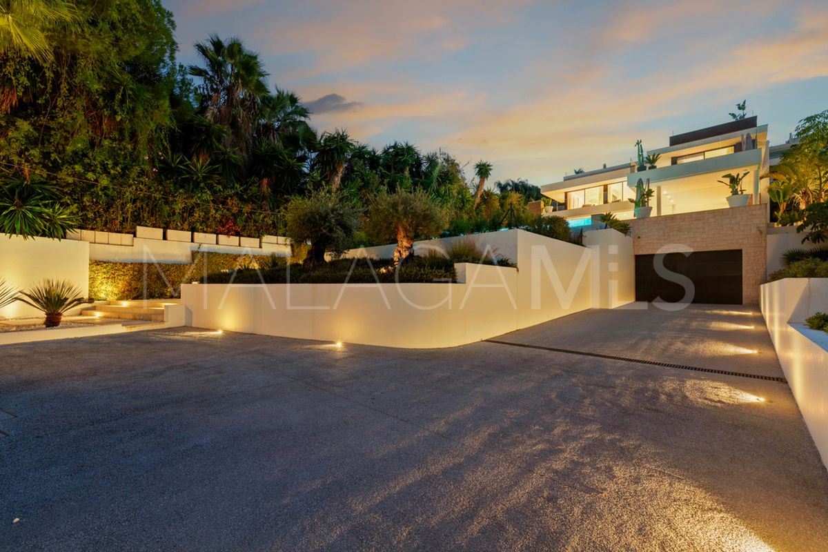 Villa for sale in Nueva Andalucia with 5 bedrooms