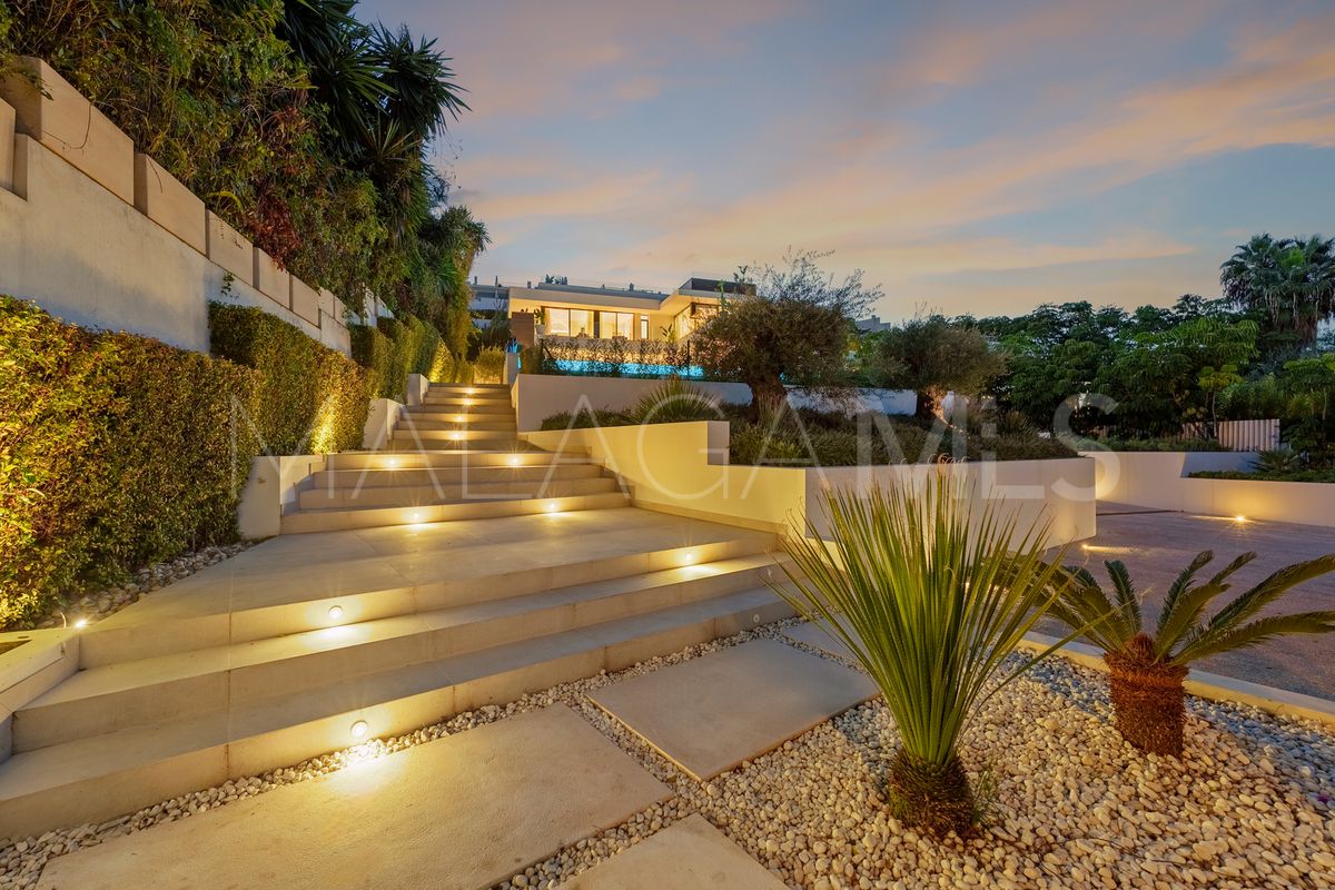 Villa for sale in Nueva Andalucia with 5 bedrooms