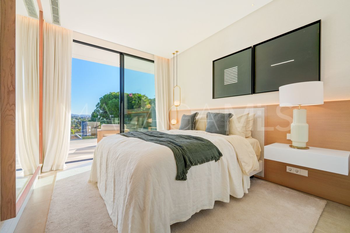 Villa for sale in Nueva Andalucia with 5 bedrooms