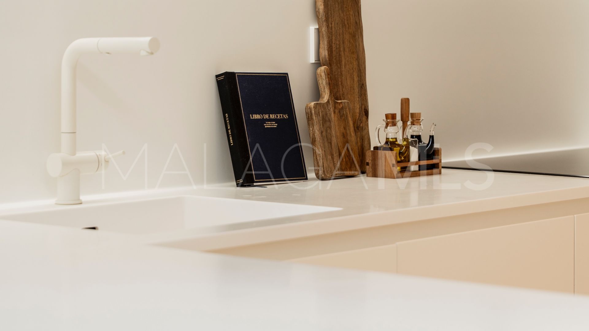 Atico duplex for sale in Benahavis de 3 bedrooms