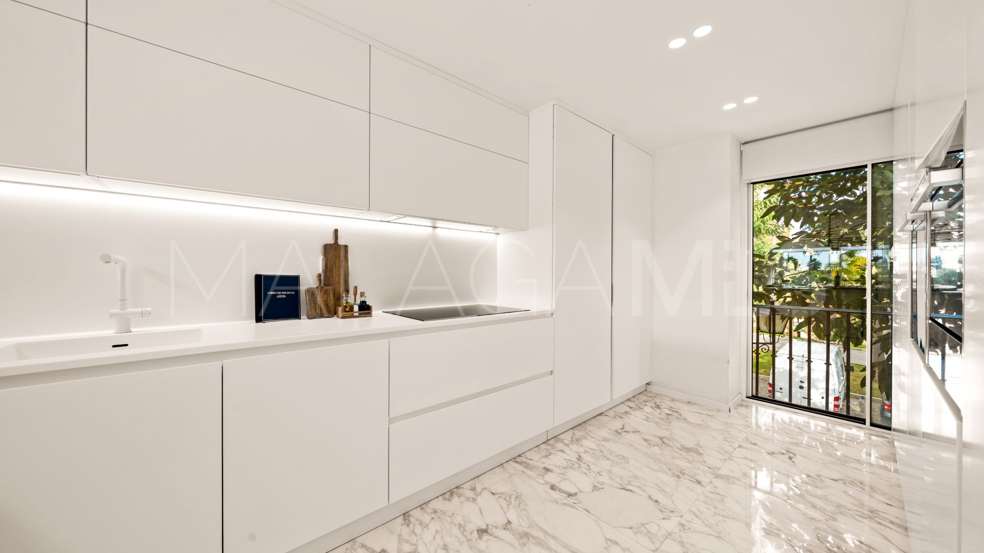 Atico duplex for sale in Benahavis de 3 bedrooms