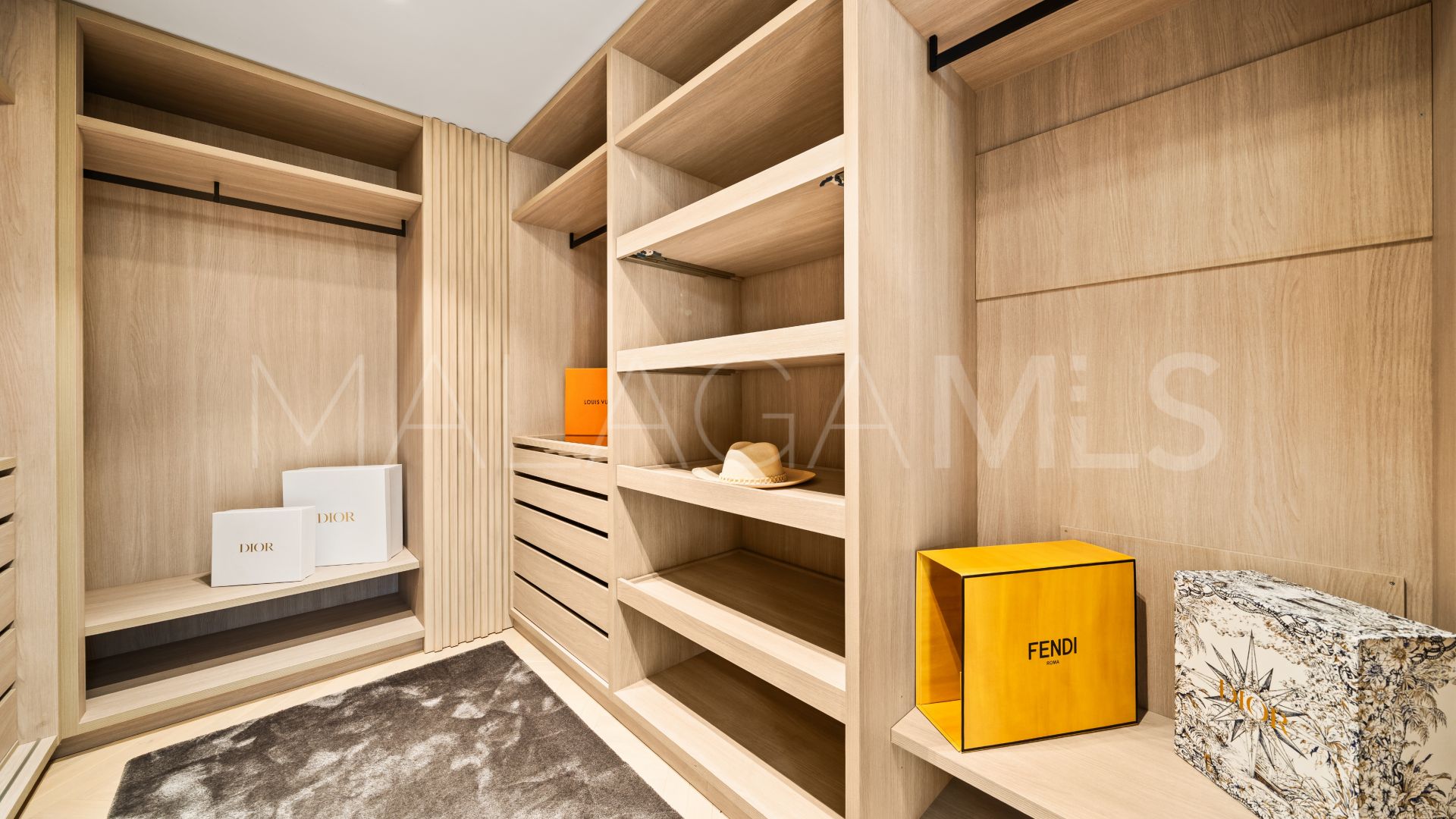 Atico duplex for sale in Benahavis de 3 bedrooms