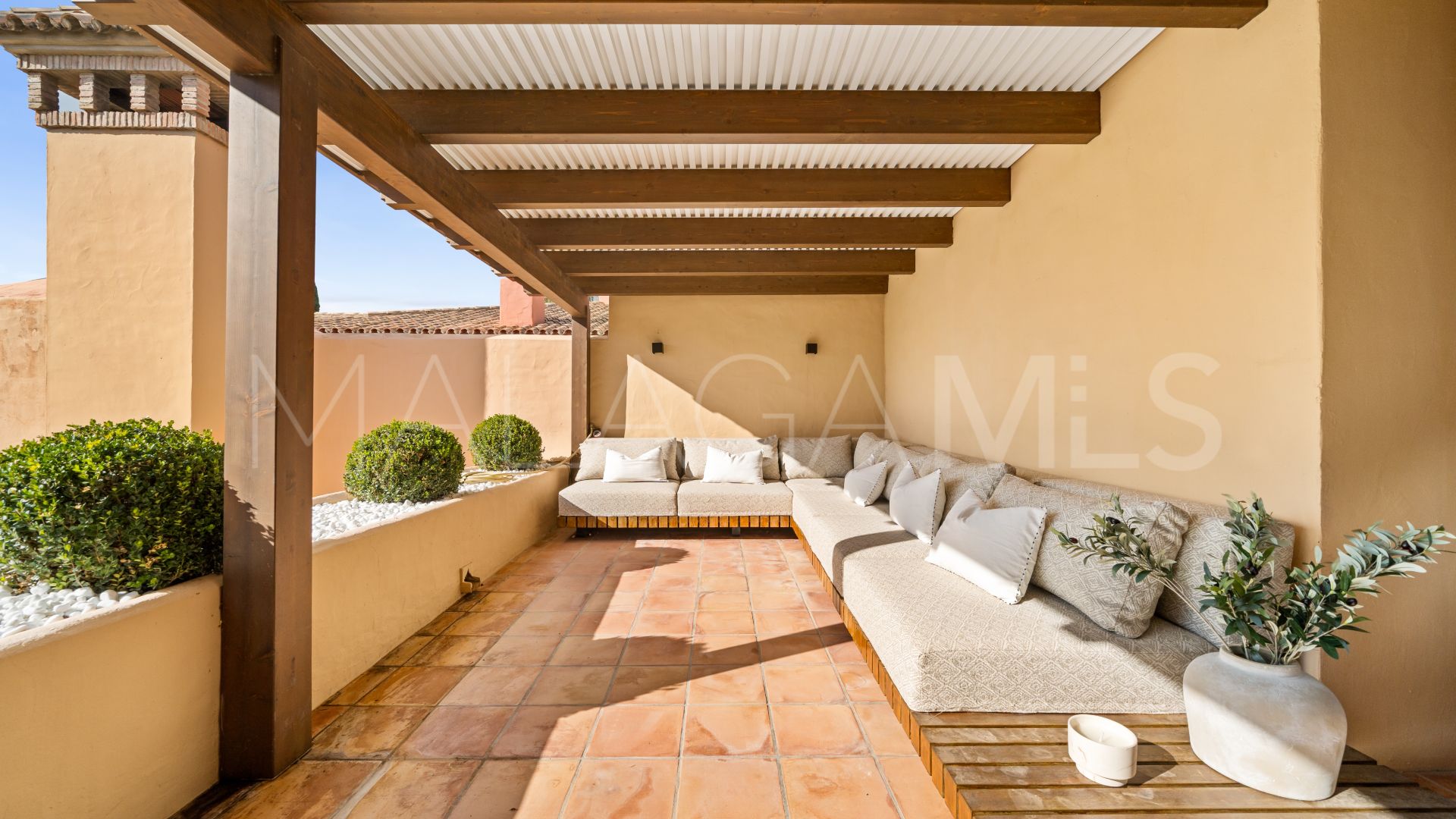 Atico duplex for sale in Benahavis de 3 bedrooms
