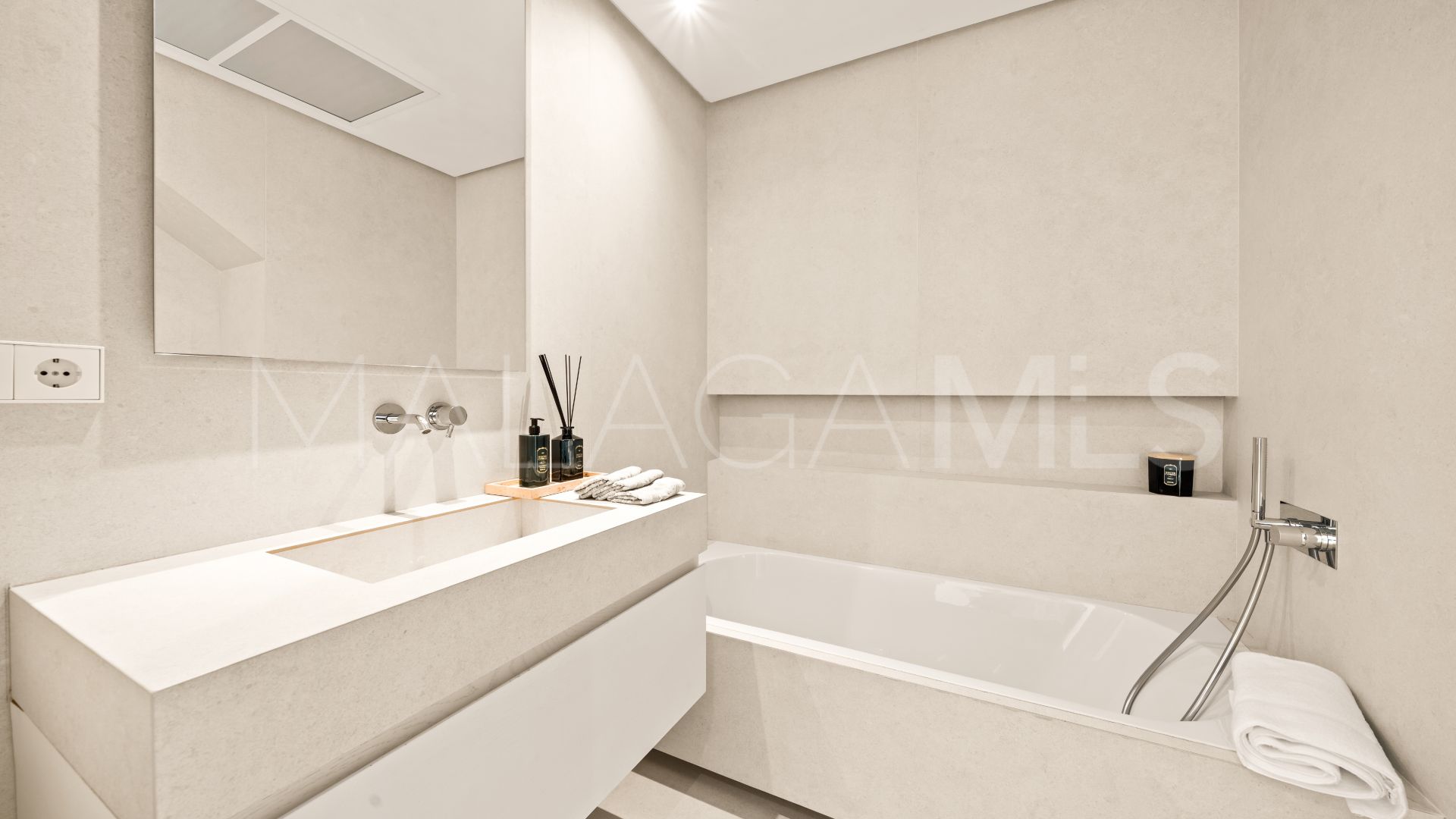 Atico duplex for sale in Benahavis de 3 bedrooms