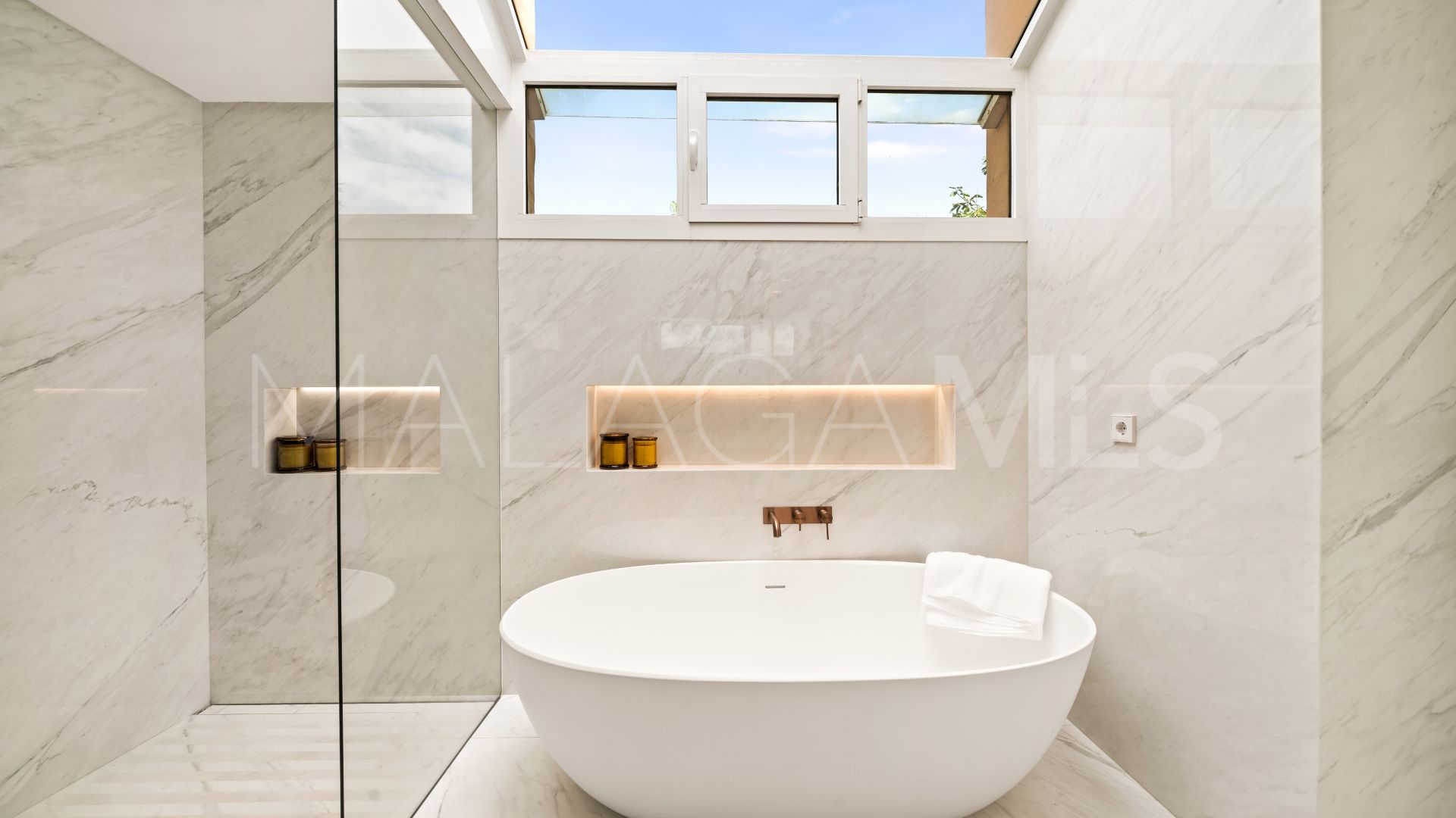 Atico duplex for sale in Benahavis de 3 bedrooms