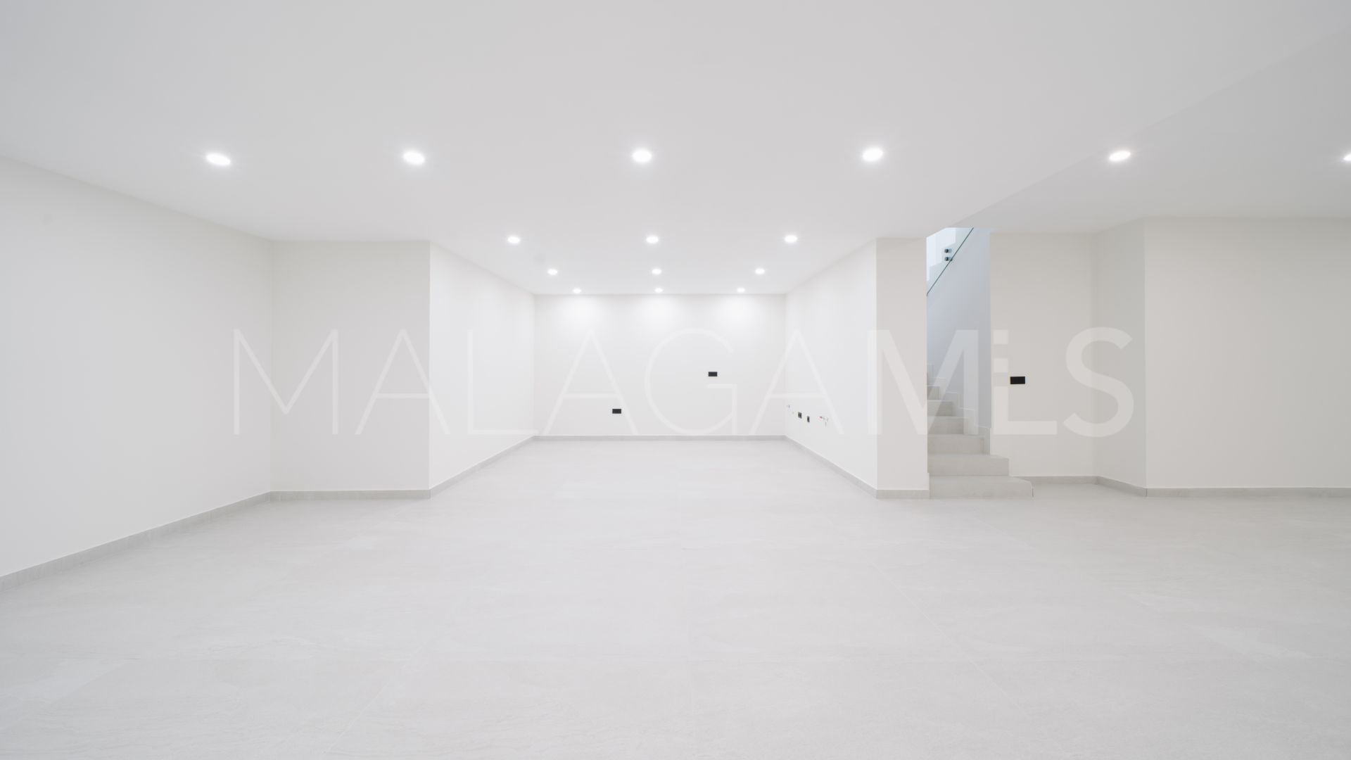 Villa for sale in Estepona