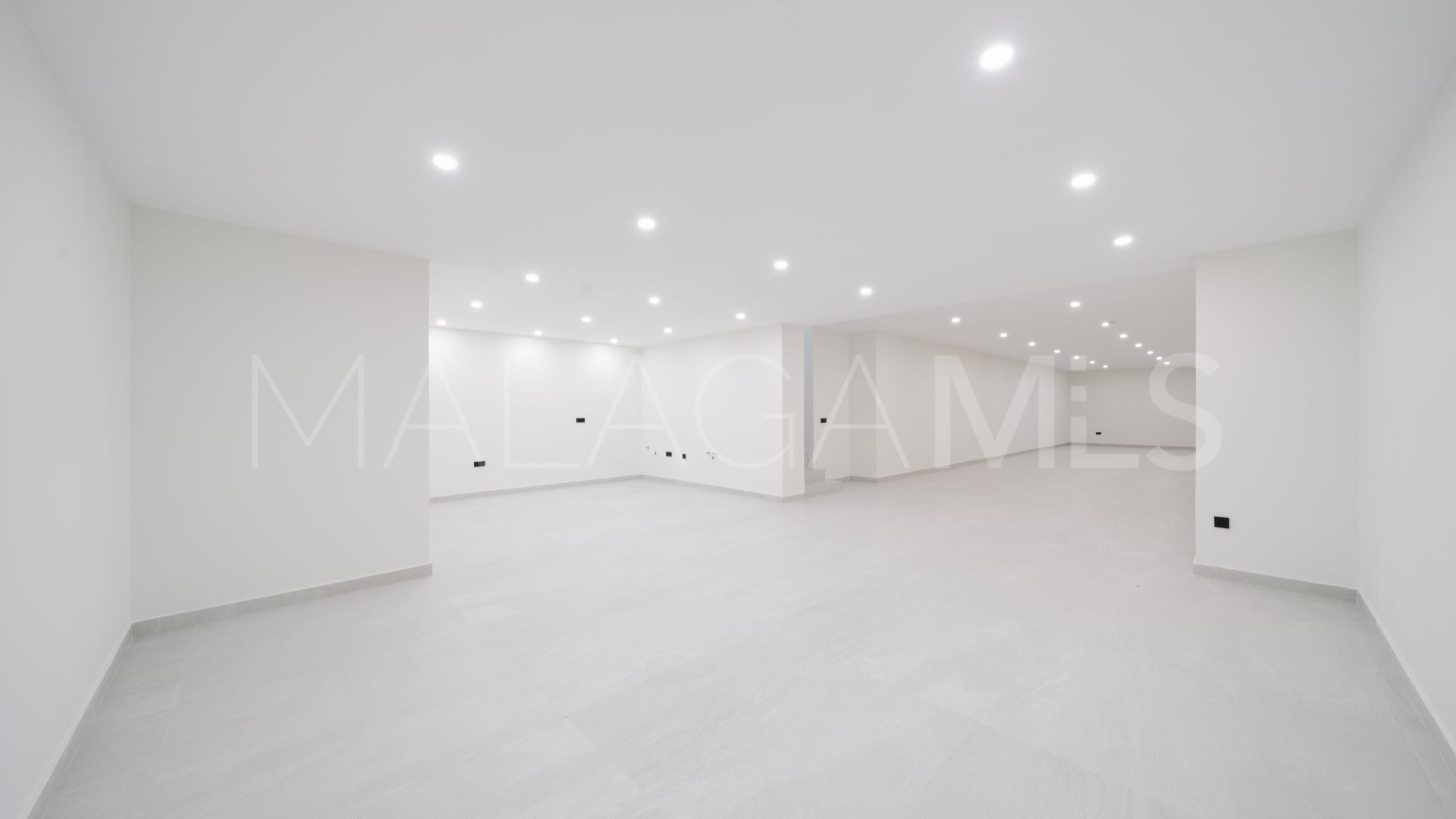 Villa for sale in Estepona