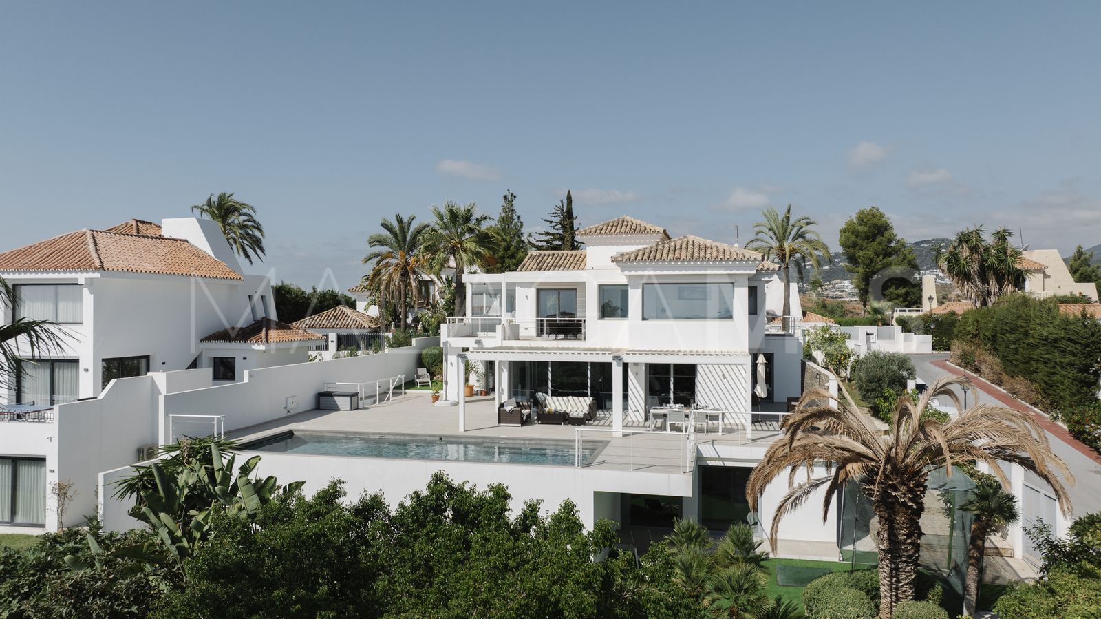 Villa for sale in Nueva Andalucia