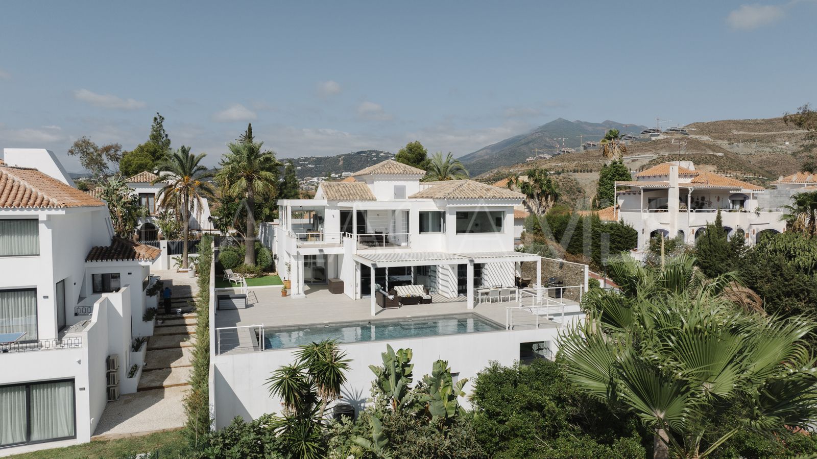 Villa for sale in Nueva Andalucia