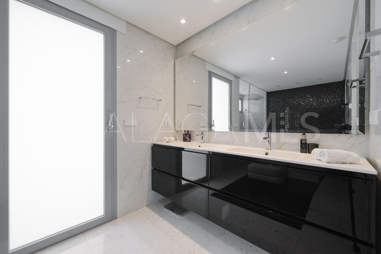 Villa for sale in Nueva Andalucia