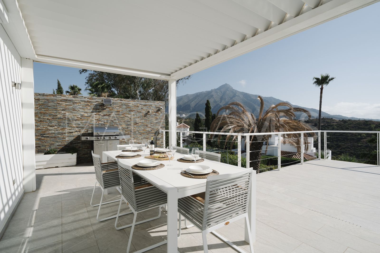 Villa for sale in Nueva Andalucia