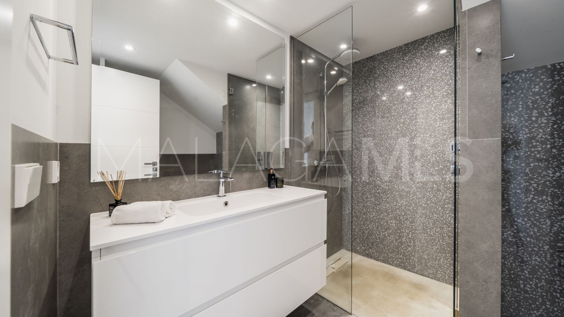 Villa for sale in Nueva Andalucia