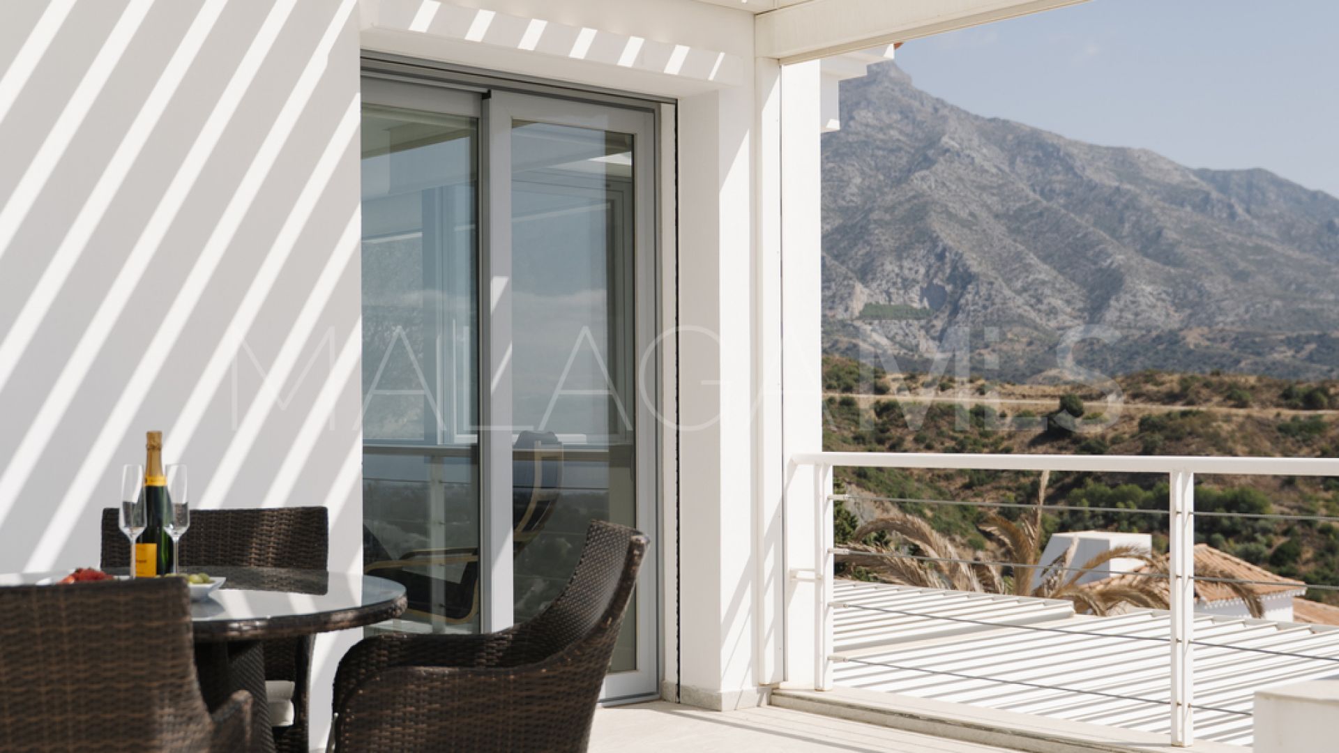 Villa for sale in Nueva Andalucia