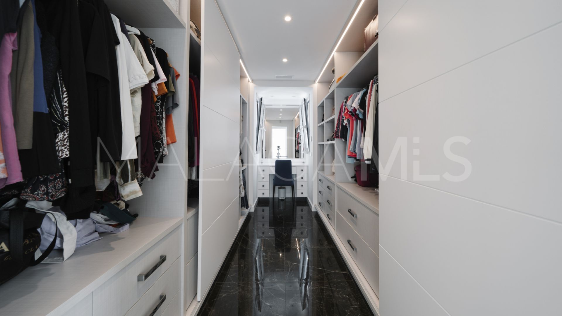 Villa for sale in Nueva Andalucia