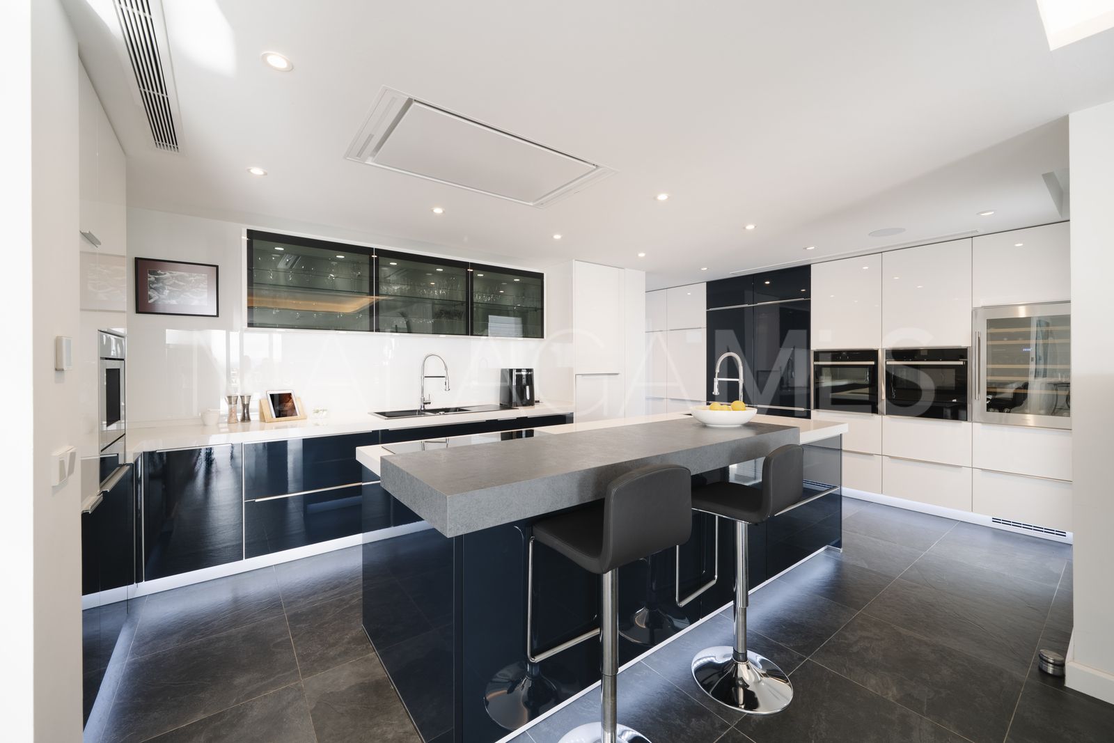 Villa for sale in Nueva Andalucia