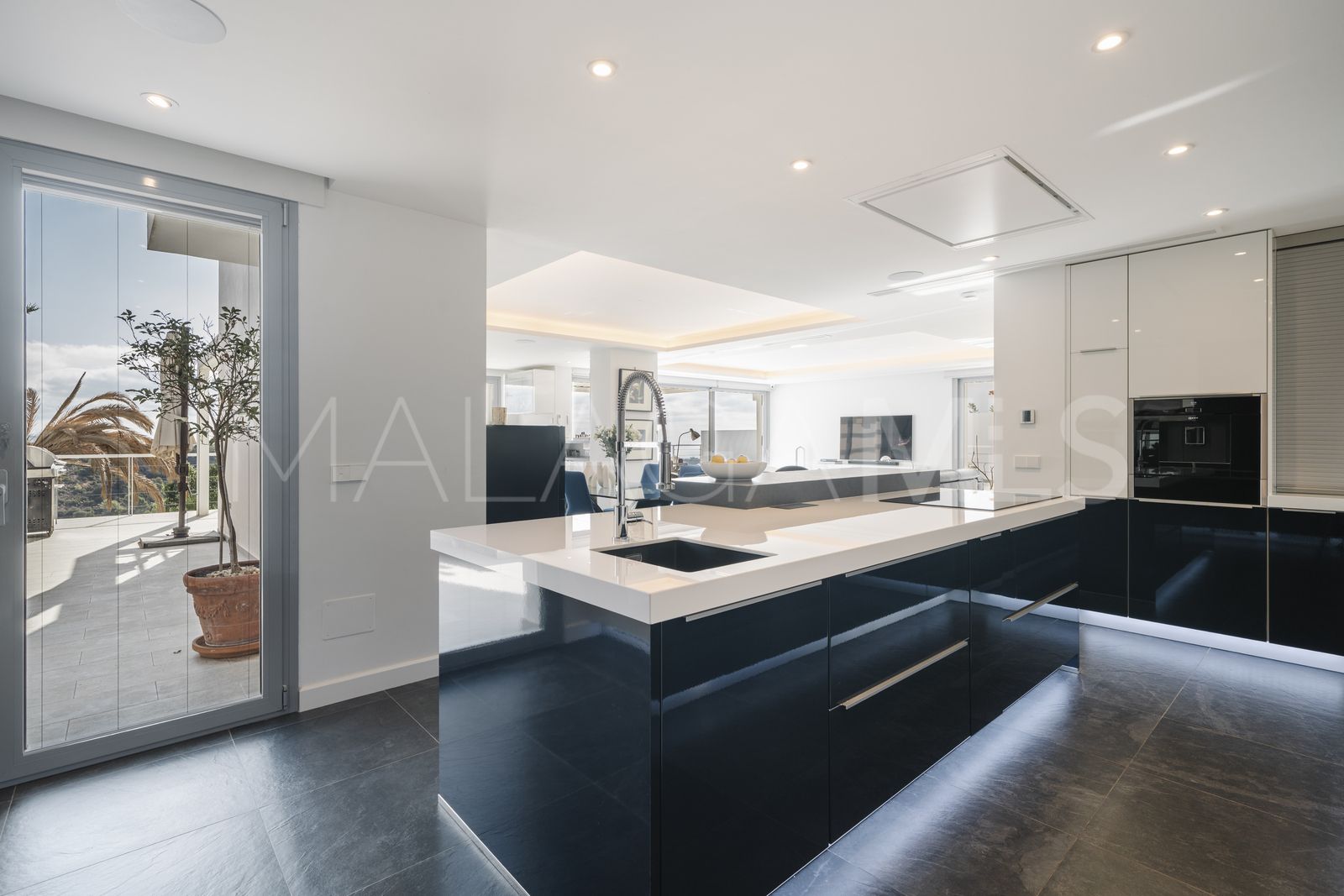 Villa for sale in Nueva Andalucia