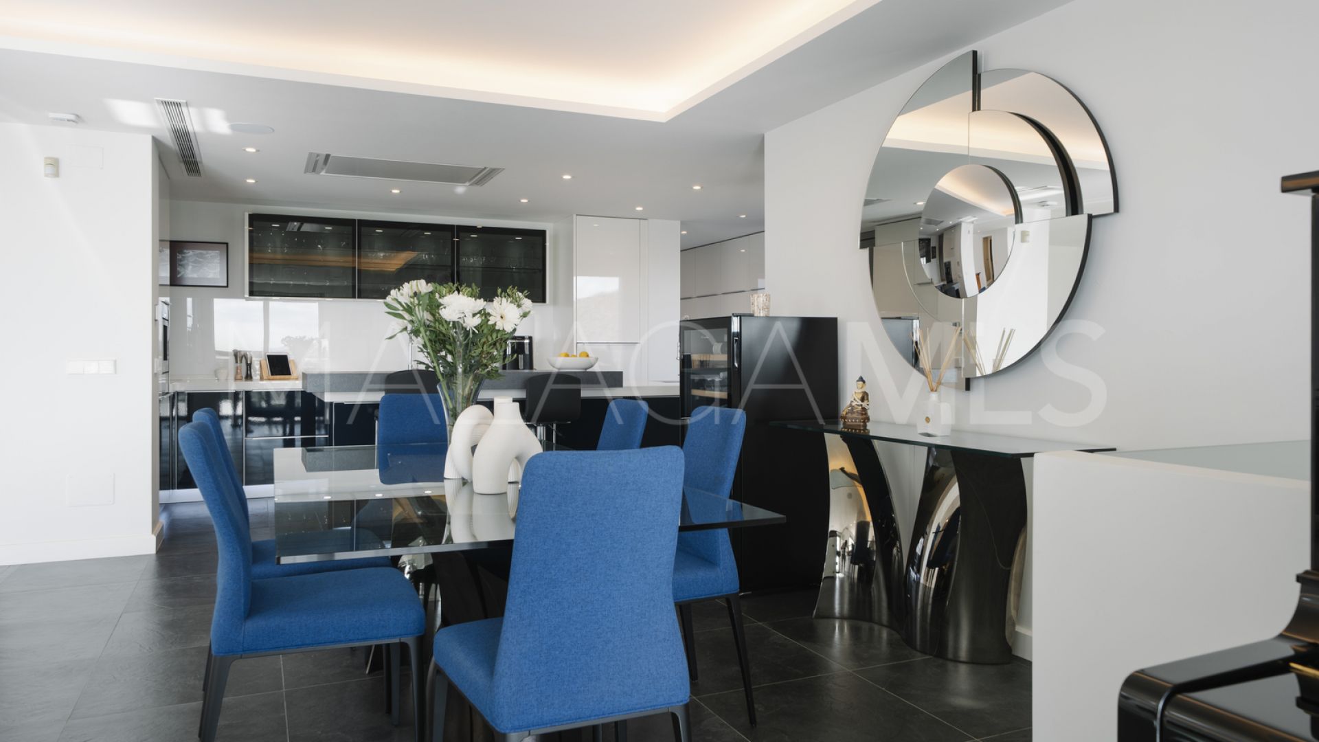 Villa for sale in Nueva Andalucia