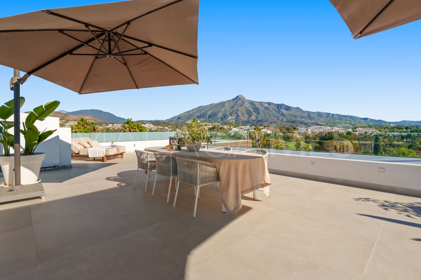 Villa for sale in Nueva Andalucia with 5 bedrooms