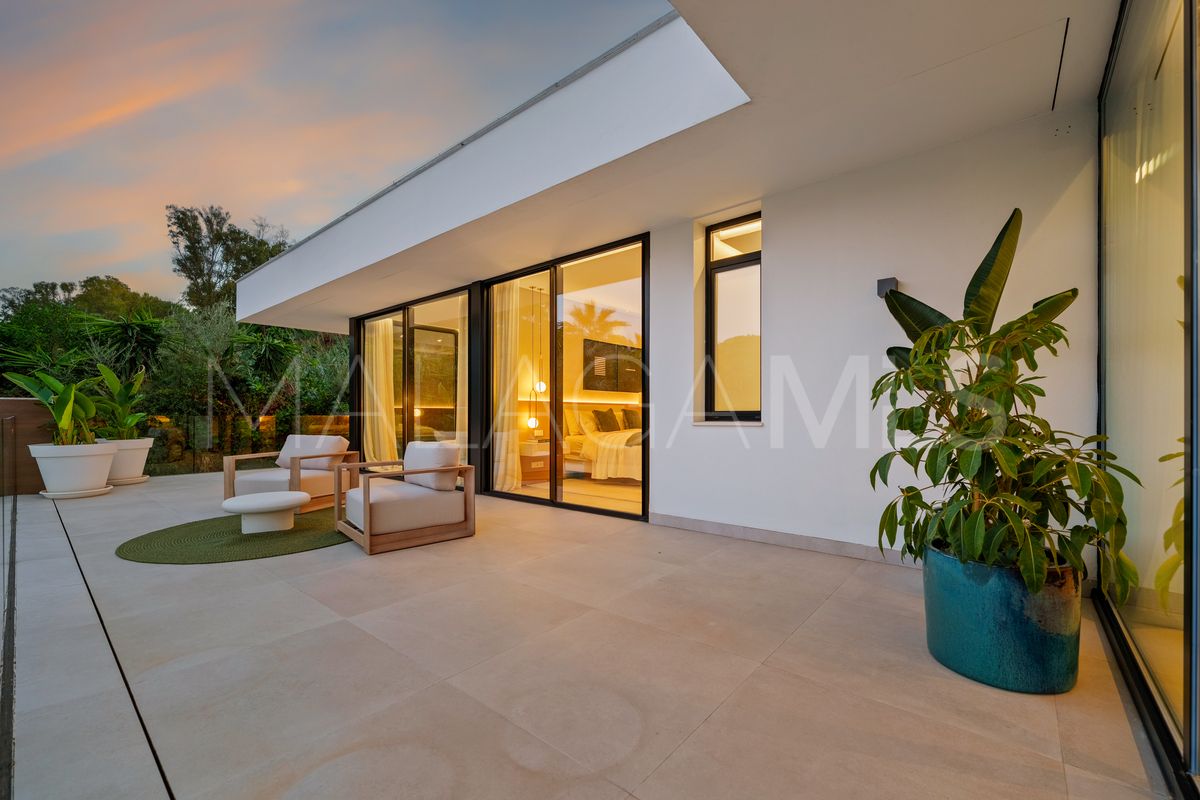 Villa for sale in Nueva Andalucia with 5 bedrooms