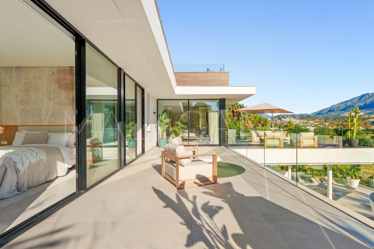 Villa for sale in Nueva Andalucia with 5 bedrooms