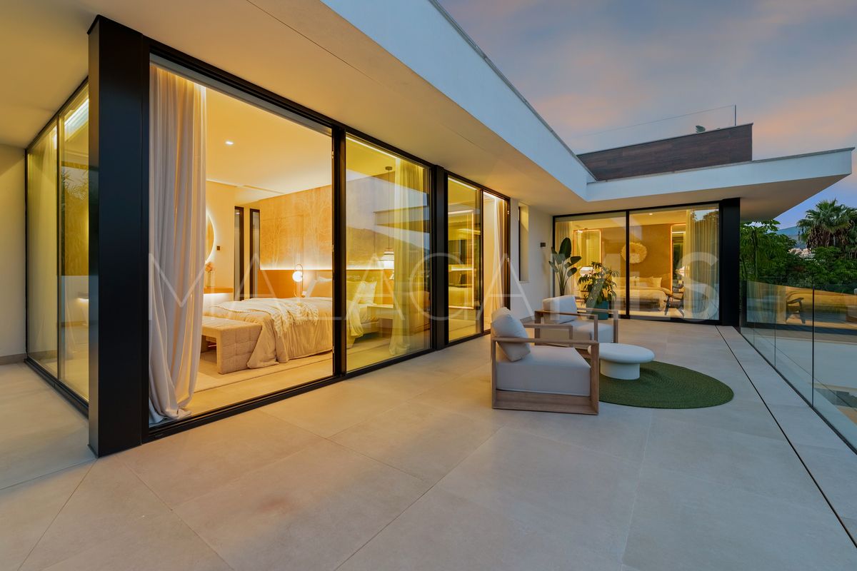 Villa for sale in Nueva Andalucia with 5 bedrooms