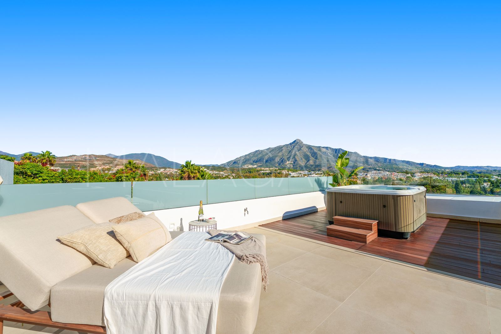 Villa for sale in Nueva Andalucia with 5 bedrooms