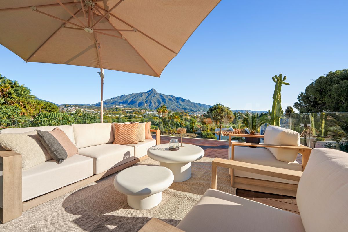 Villa for sale in Nueva Andalucia with 5 bedrooms