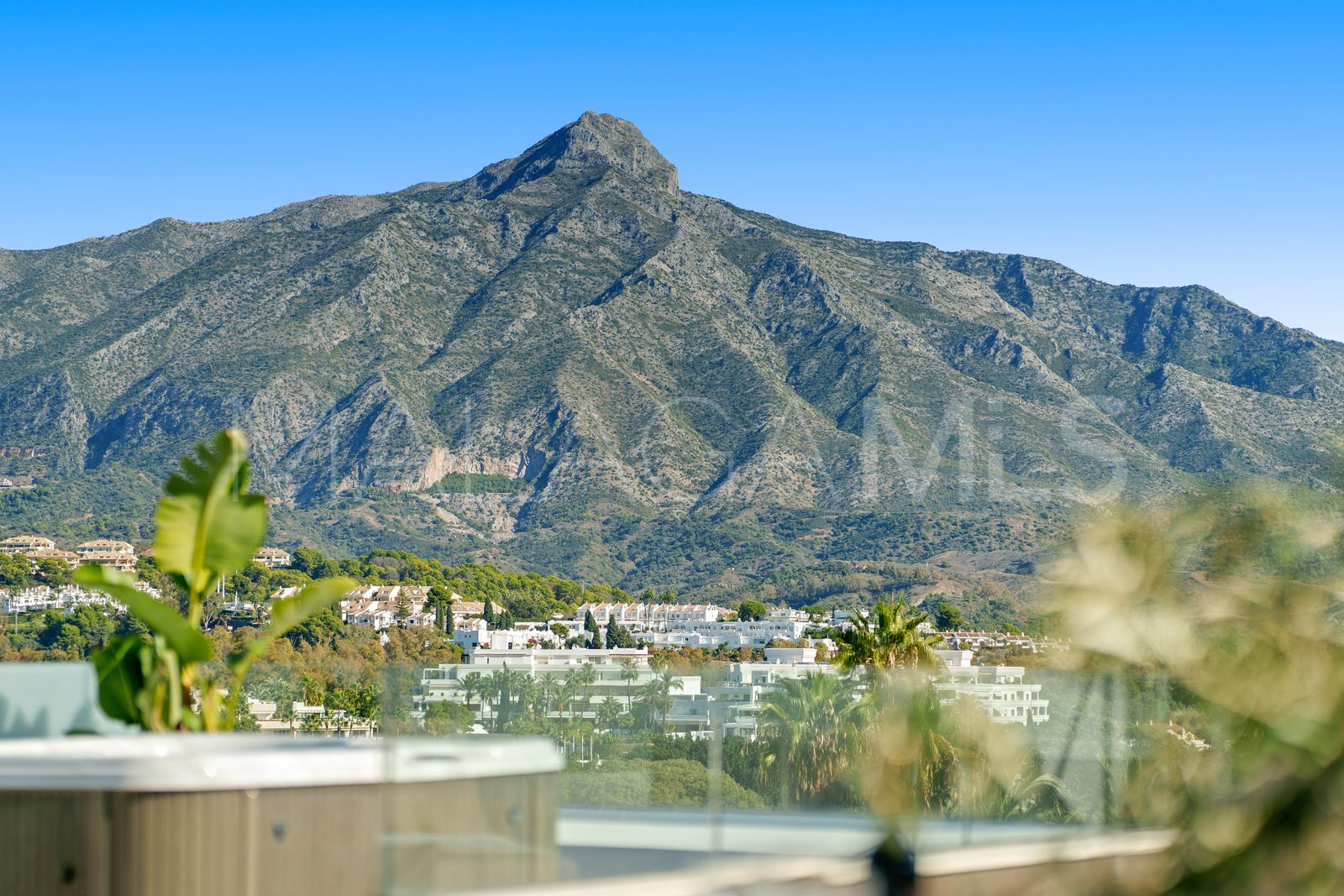 Villa for sale in Nueva Andalucia with 5 bedrooms