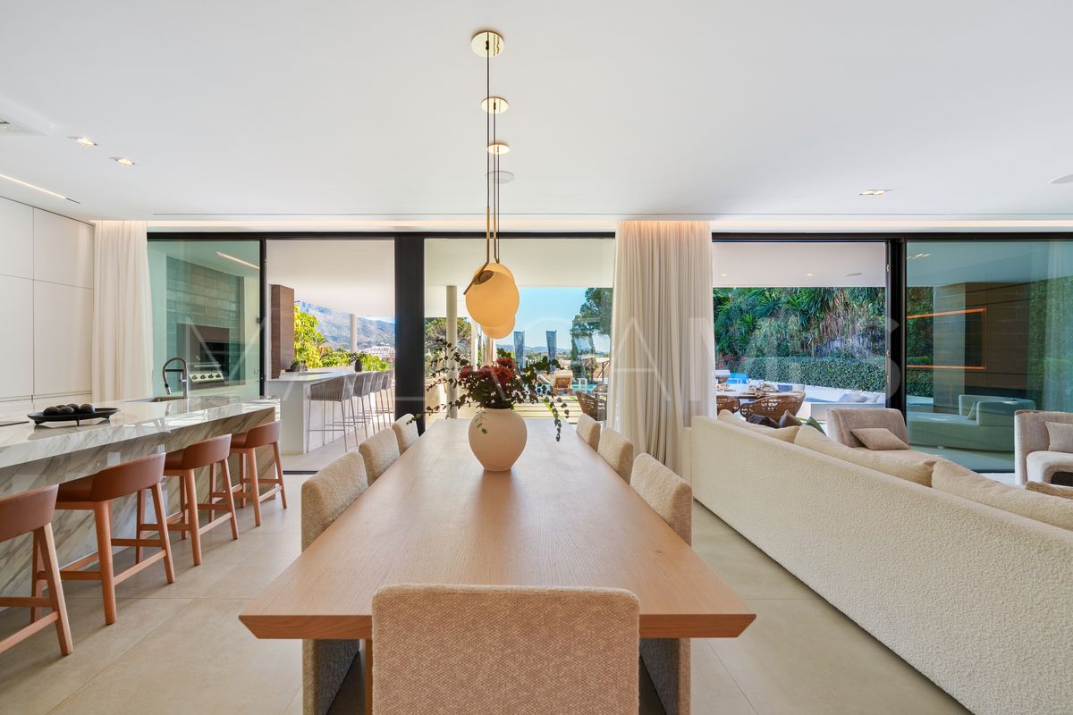 Villa for sale in Nueva Andalucia with 5 bedrooms