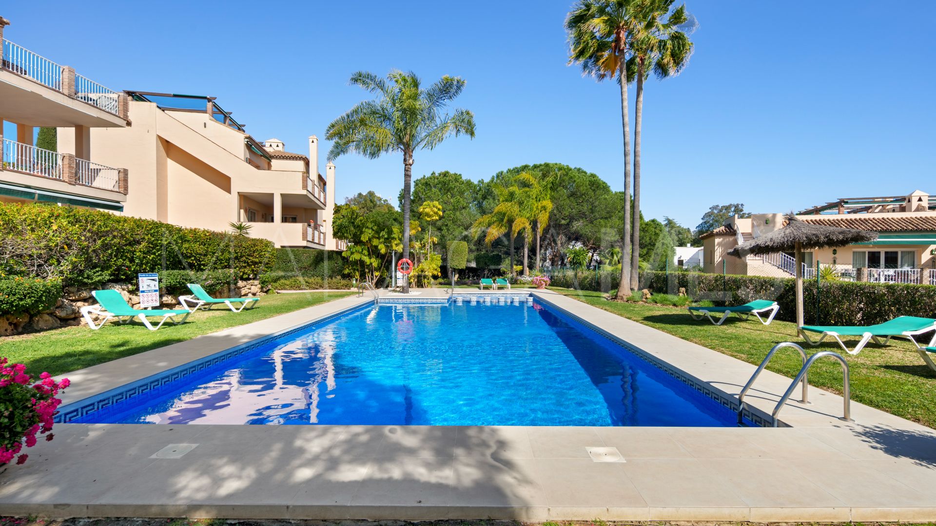 Markplanslägenhet for sale in Nueva Andalucia