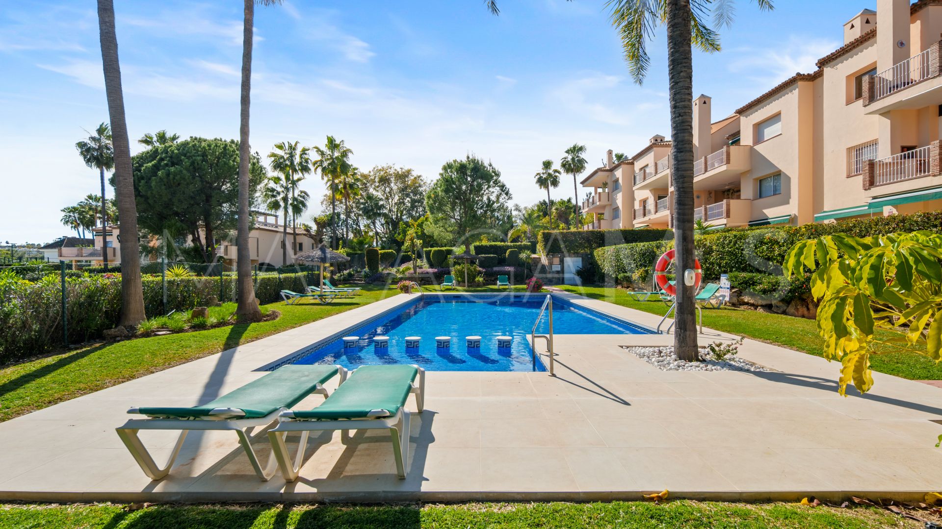 Markplanslägenhet for sale in Nueva Andalucia