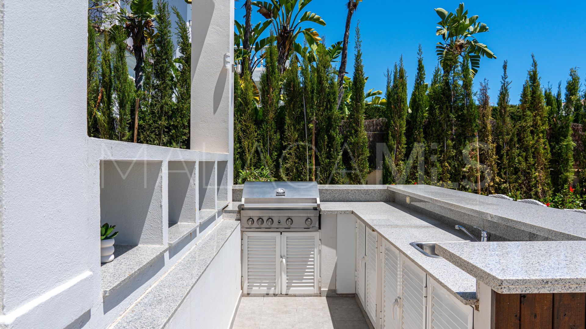 Villa for sale in Nueva Andalucia