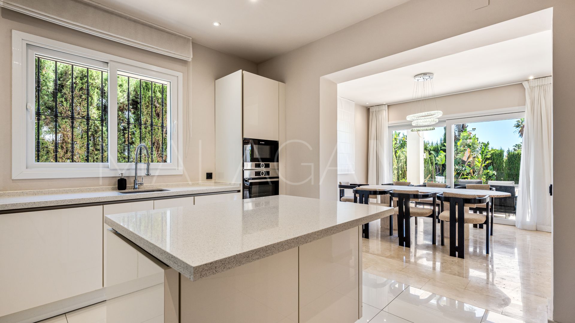 Villa for sale in Nueva Andalucia