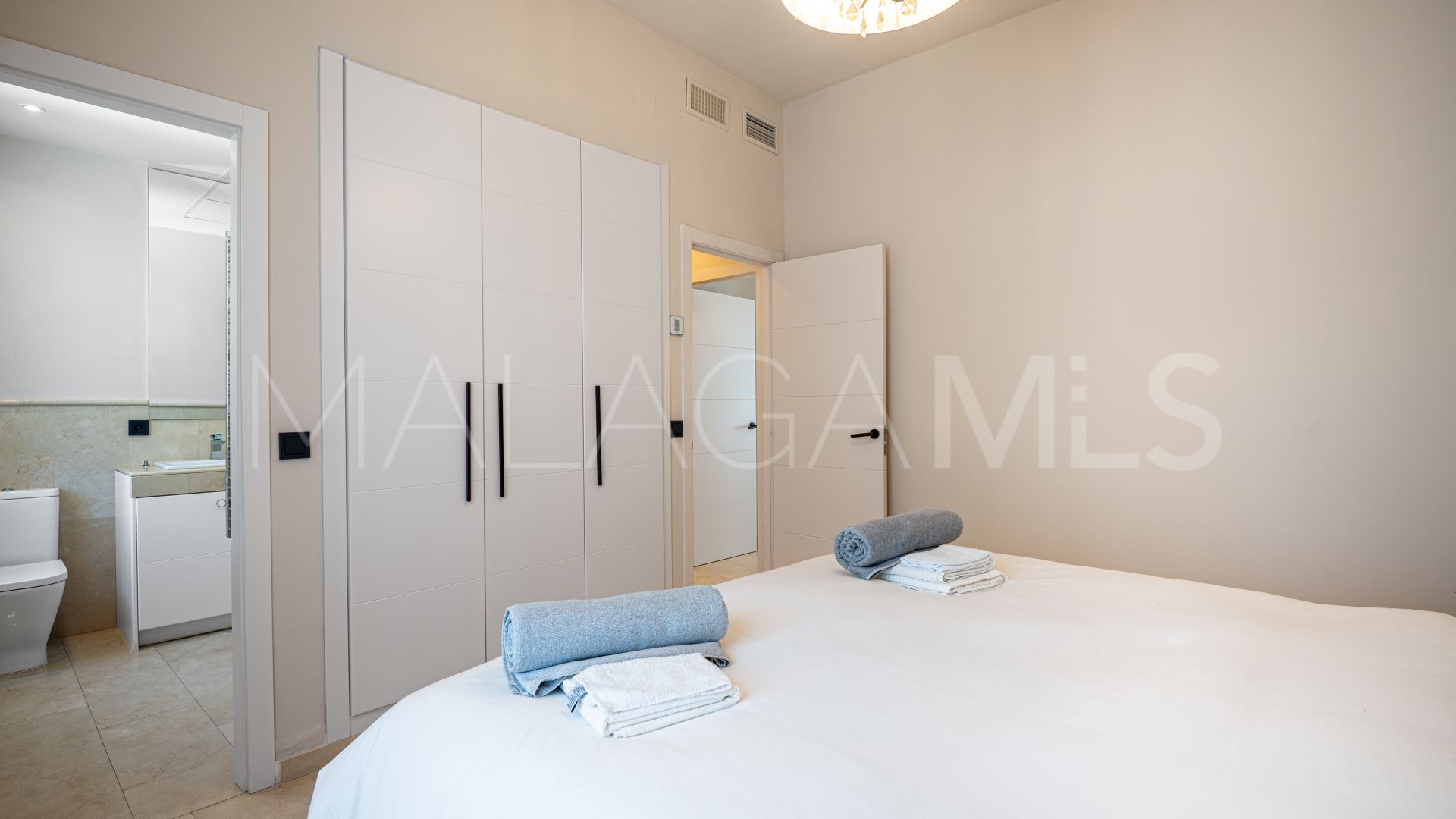 Villa for sale in Nueva Andalucia