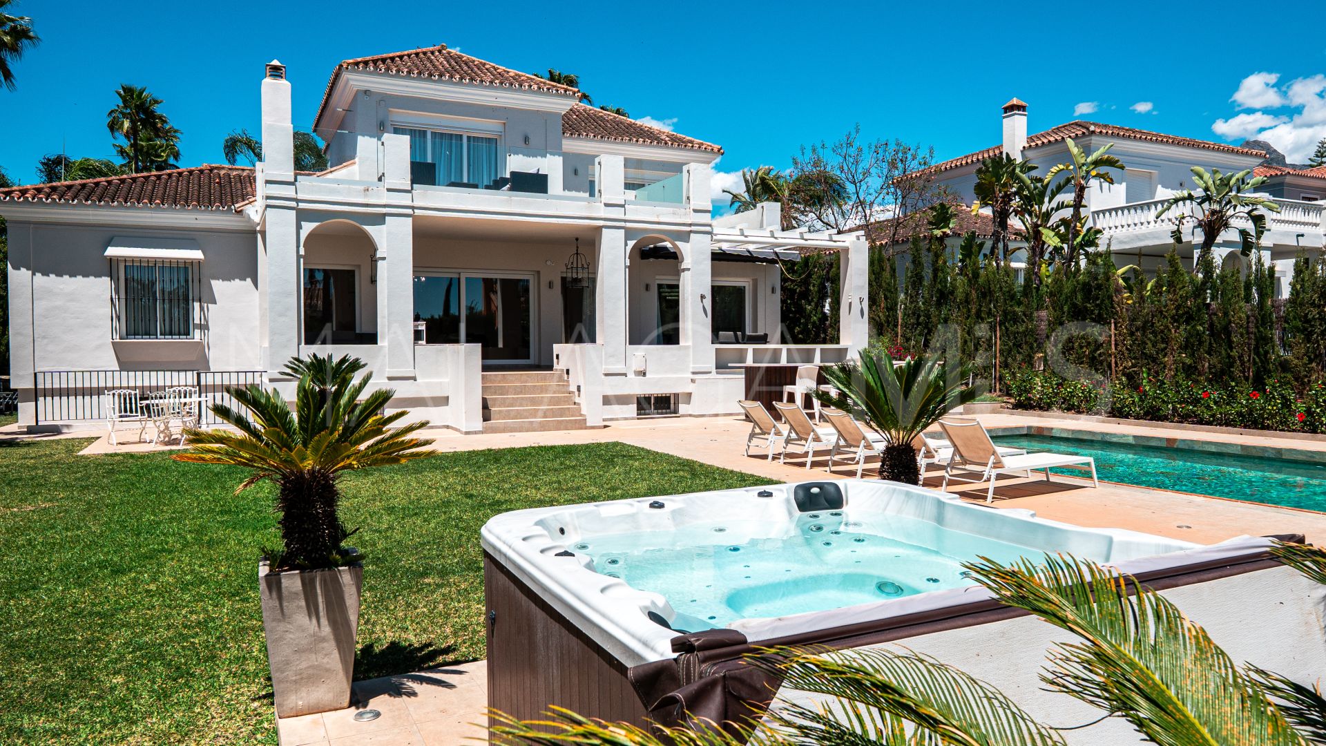 Villa for sale in Nueva Andalucia