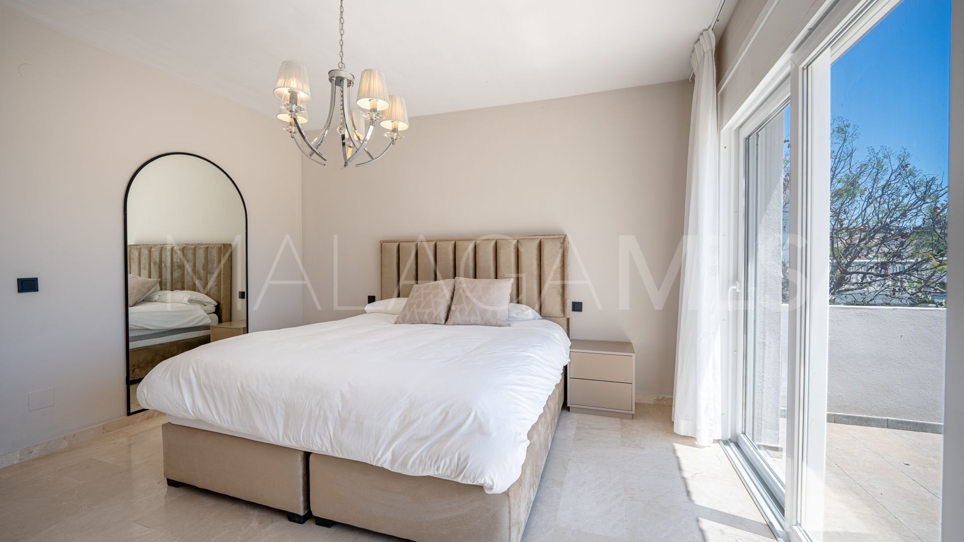 Villa for sale in Nueva Andalucia